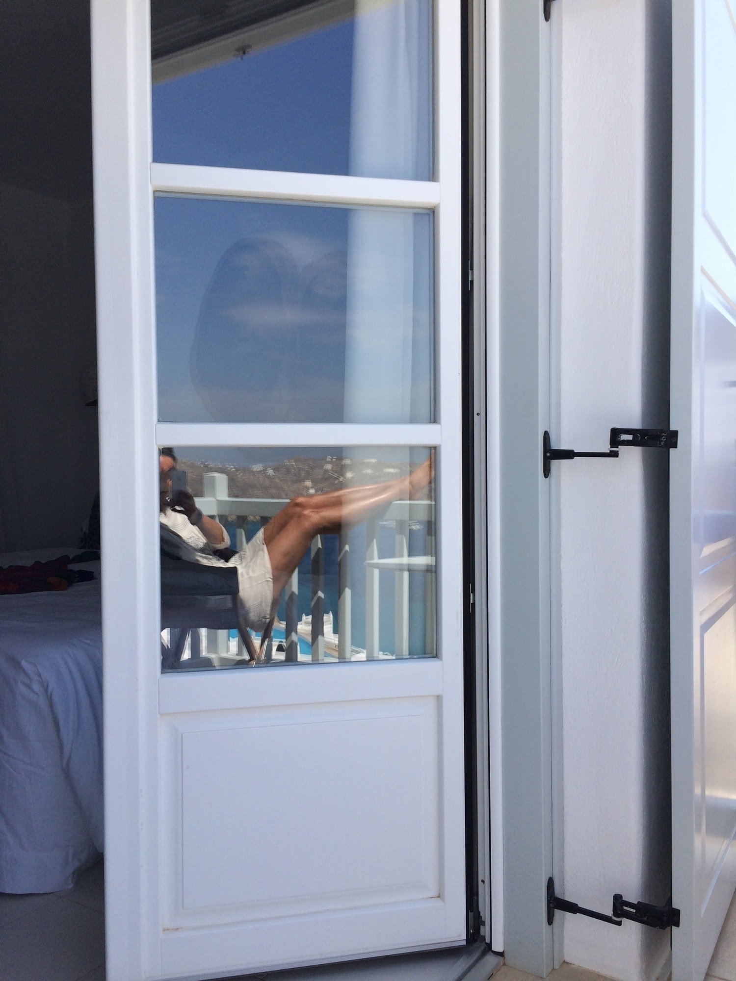 Blick auf die Bucht und auf einen BeFifty Myconia Villa Collection Griechenland Mykonos Hotelbeschreibung Tipps für Mykonos Blog für Frauen über 40 und über 50. BeFifty Blog für Frauen über 40 und 50. Reisetipps Griechenland. 