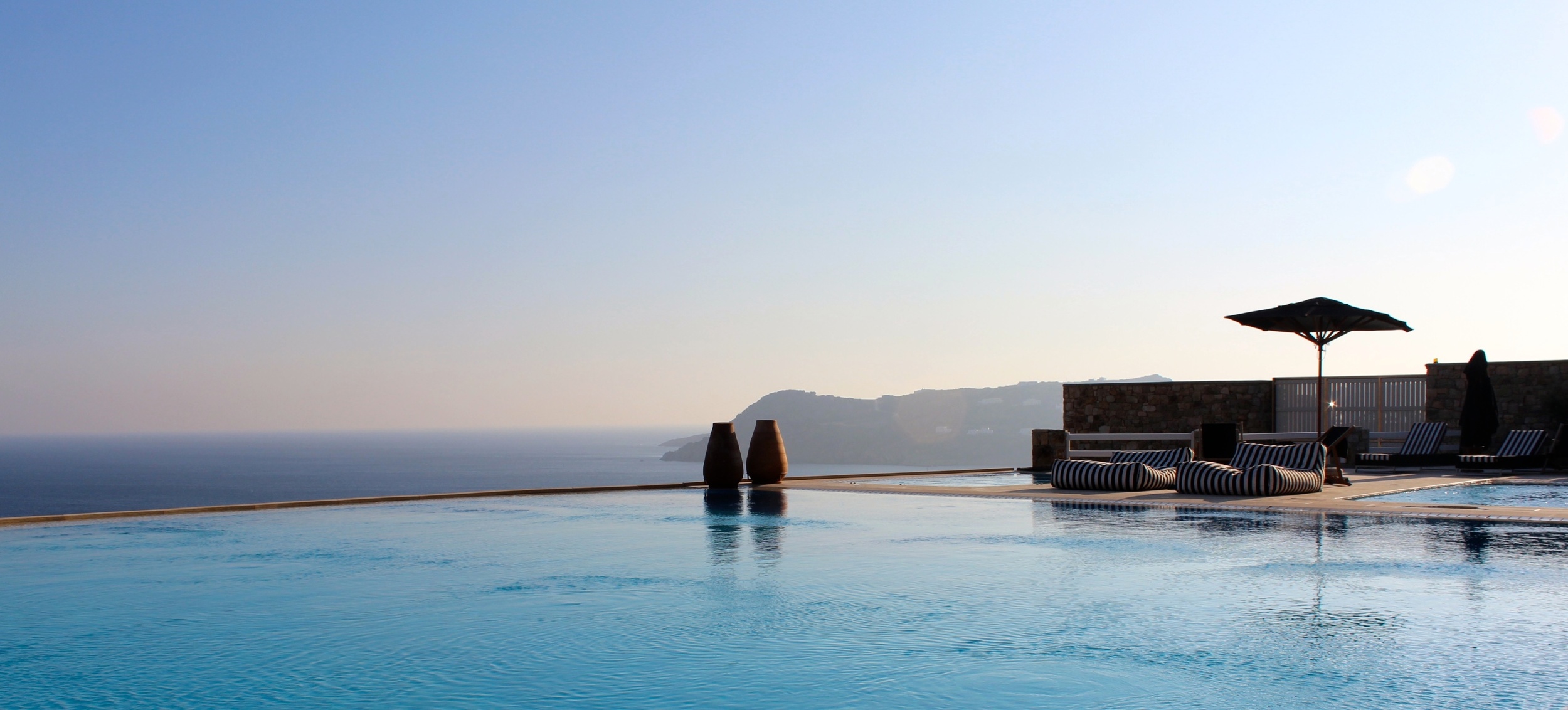 Infinity Pool mit Blick auf die Bucht Myconia Villa Collection Griechenland Mykonos Hotelbeschreibung Tipps für Mykonos Blog für Frauen über 40 und über 50. BeFifty Blog für Frauen über 40 und 50. Reisetipps Griechenland. 