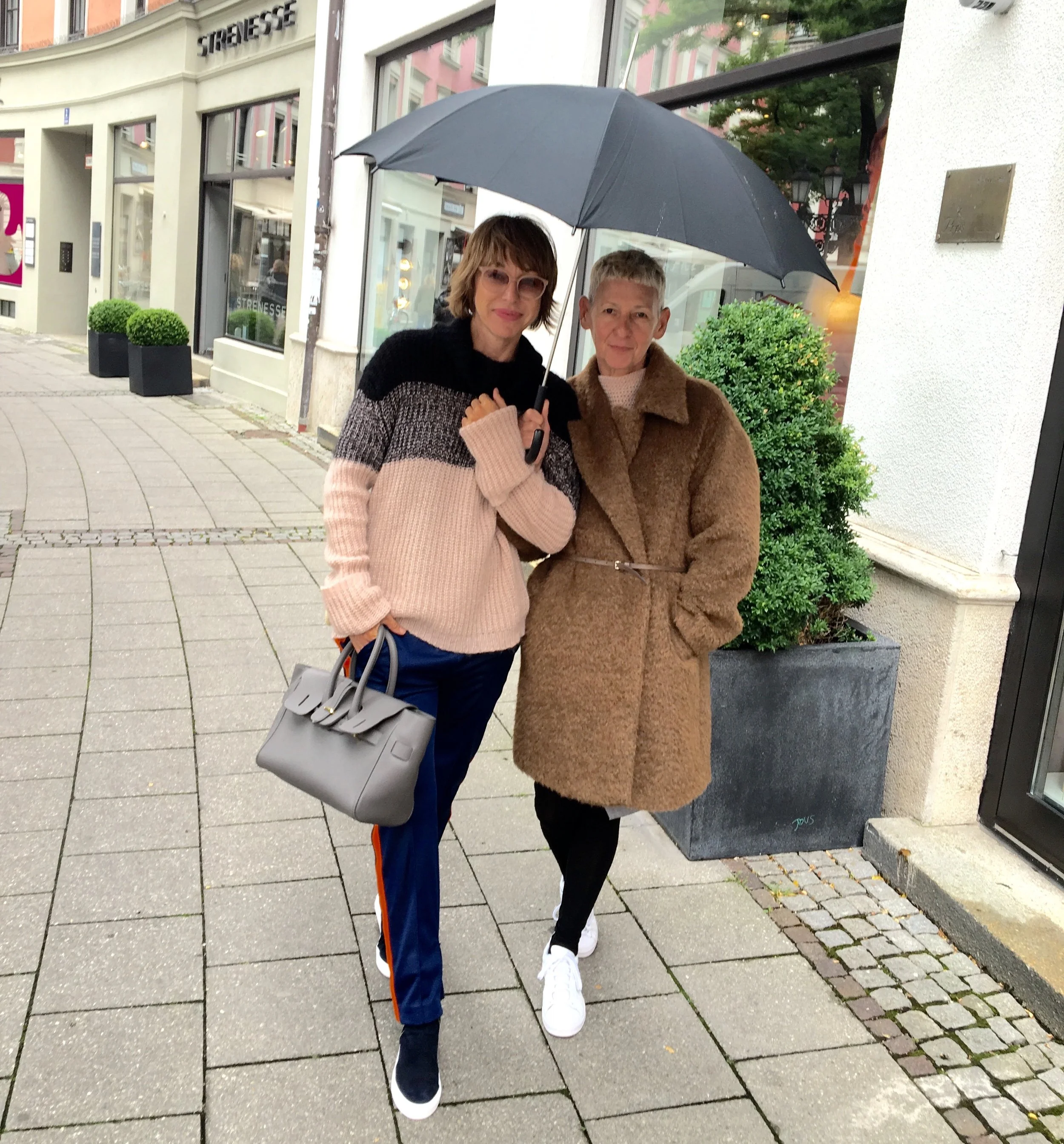 Looks: Mischa (links): Pulli lala Berlin, Hose MSGM, Schuhe Billi Bi , Tasche Golden Goose Uschi vom Slips Fashion in München (rechts): Mantel MSGM. Danke Uschi für's Modeln und für Dein tolles Gespür für Mode und Looks. 