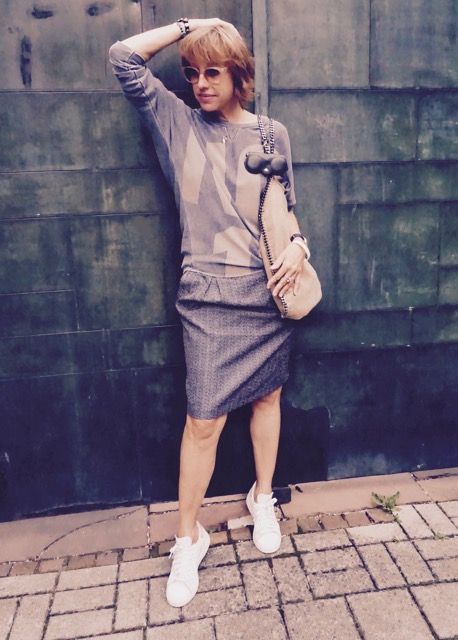 Schuhe Adidas, Rock Odee, Sweat Liv Bergen, Tasche Stella McCartney, Brillenhülle Any Di.