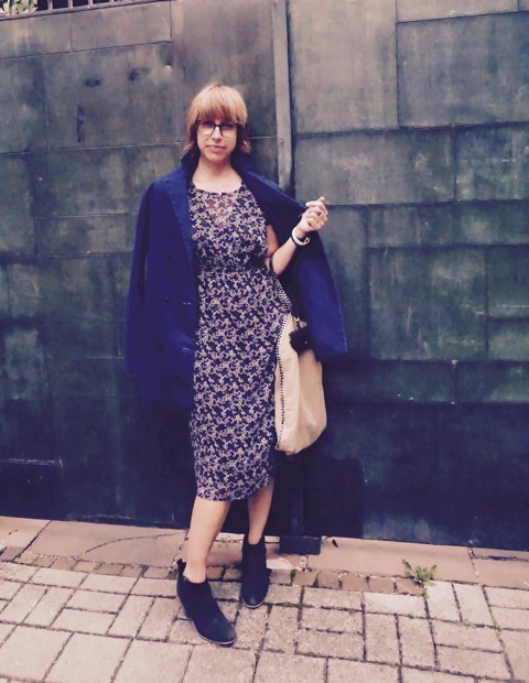 Kleid und Mantel La fée Maraboutée, Tasche Stella McCartney, Brillentasche Any Di., Brille Viu Eyewear. kb