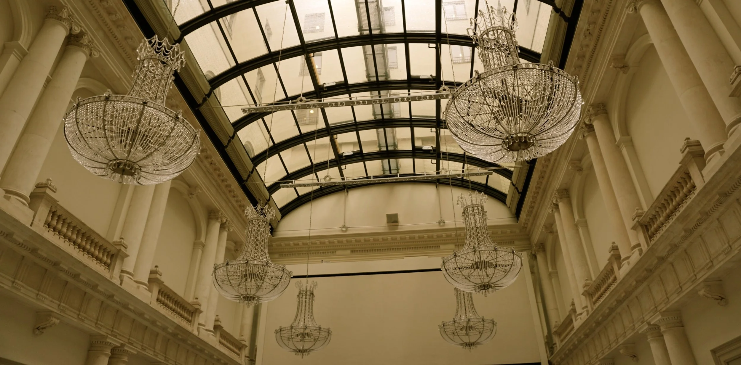 Der historische Ballsaal aus dem 19. Jahrhundert. In der ehemaligen Schalterhalle wird heute getagt und gefeiert. Bis zu zehn Meter Deckenhöhe, Glasdach und original Mosaikboden aus dem 19. Jahrhundert. 