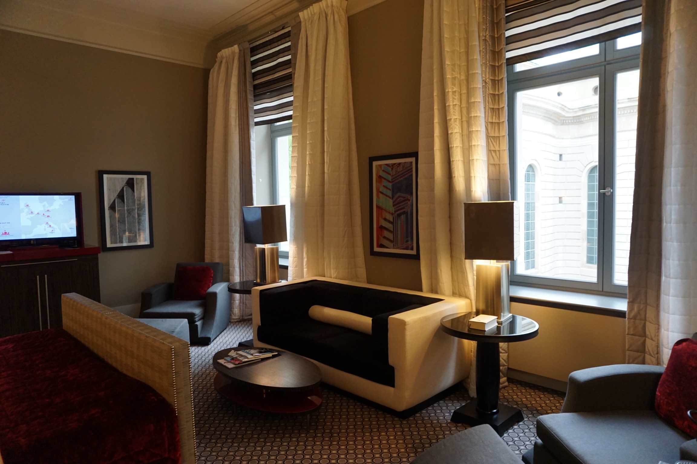 Meine sehr großzügige Junior Suite: kombinierter Wohn- und Schlafbereich mit separater Sitzecke und extra viel Platz. Und einem wunderschönen Blick auf die St. Hedwigs Kathedrale. Sehr leise, sehr hell. 