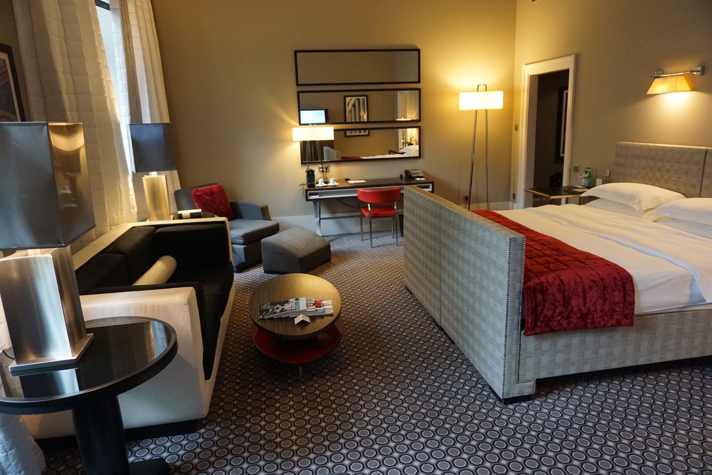 Meine Junior Suite lag im ersten Stock auf der historischen Etage. Dort beträgt die Deckenhöhe bis zu fünf Meter. 