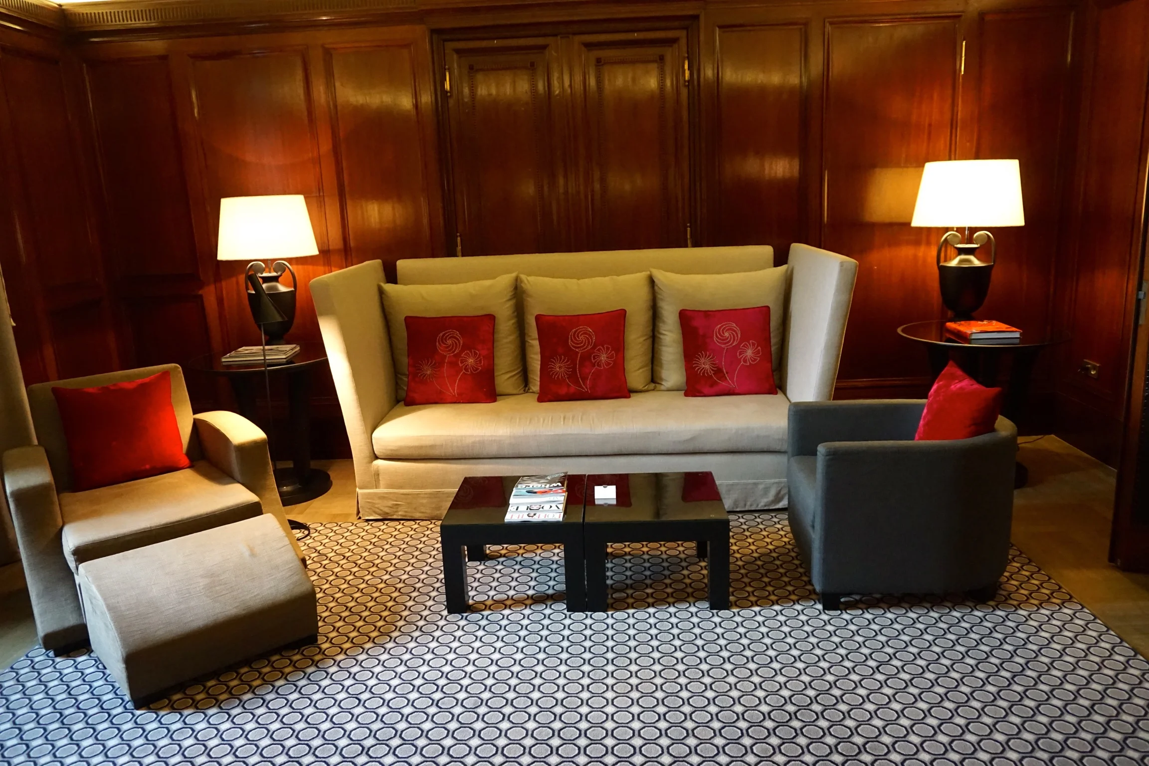 Eine der Direktoren Suites mit der original Wandvertäfelung. Die Suiten befinden sich im ersten Stock und haben einen Deckenhöhe von bis zu fünf Metern. 
