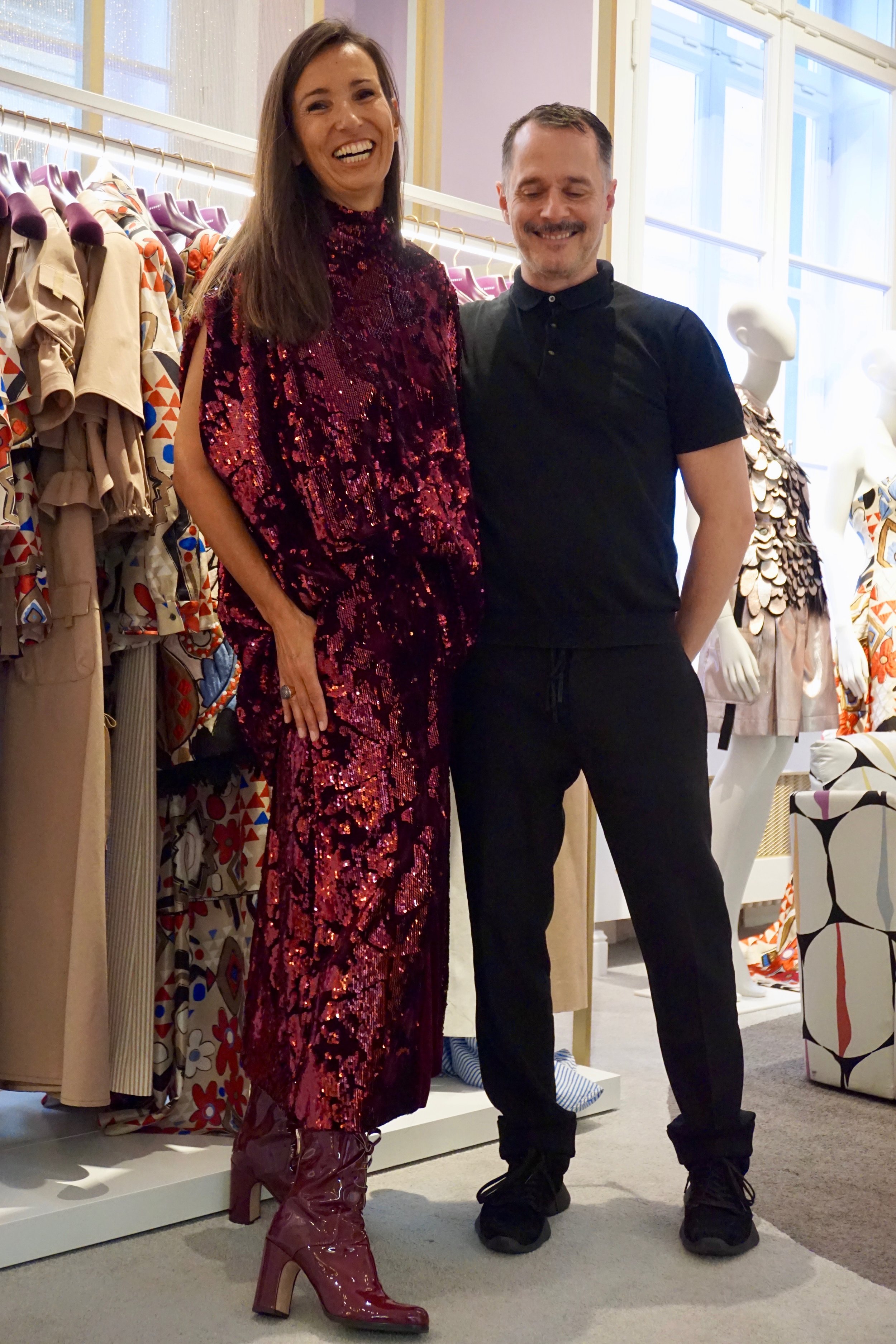High on the happy side - mit Johnny Talbot More glamour please! Weicher Samt & funkelnde Pailletten - so sieht Luxus by Talbot Runhof aus. Diese Kombi ist ein wahrer Hingucker. Ton in Ton mit der passenden Hose. Weit geschnitten, aber trotzdem sehr figurbetont. Kann man auf dem Foto nicht so gut erkennen, aber ich wollte unbedingt das Bild mit Johnny Talbot posten, der mit so viel Liebe, Professionalität und Wertschätzung all diese Looks ausgesucht hat. Dieses Teil ist perfekt für Events im Herbst und Winter. Samt war lange von der Bildfläche verschwunden, jetzt ist er wieder da. Zu recht! Und richtig eingesetzt ist er auch jung, weit weg vom verstaubten Image. 