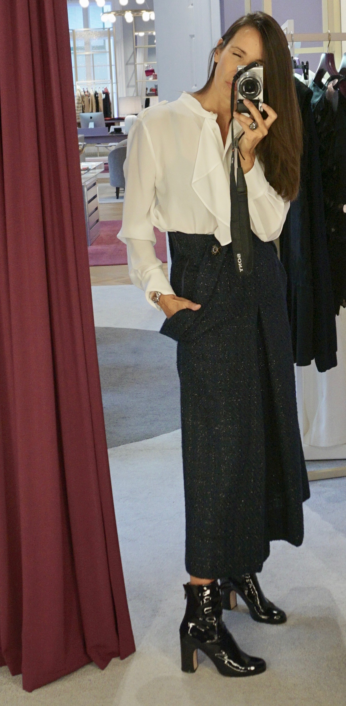 Dieser Overall ist wahre Fashionkunst. Ich habe ihn angezogen und mein spontaner Gedanke war: Das ist Paris! So fühlt sich für mich Paris an. Auf der Paris Fashion Week war er ein Highlight. Der Stoff zeigt eine schimmernde Fadenführung - so wird der Tweed sehr modern interpretiert. Mit hölzernen Knöpfen und Hosenträgern ein IT-Piece. Eine schlichte weiße Bluse rundet den Look ab. Da ich recht groß bin, haben wir die Hosenträger einfach leger runterhängen lassen. 