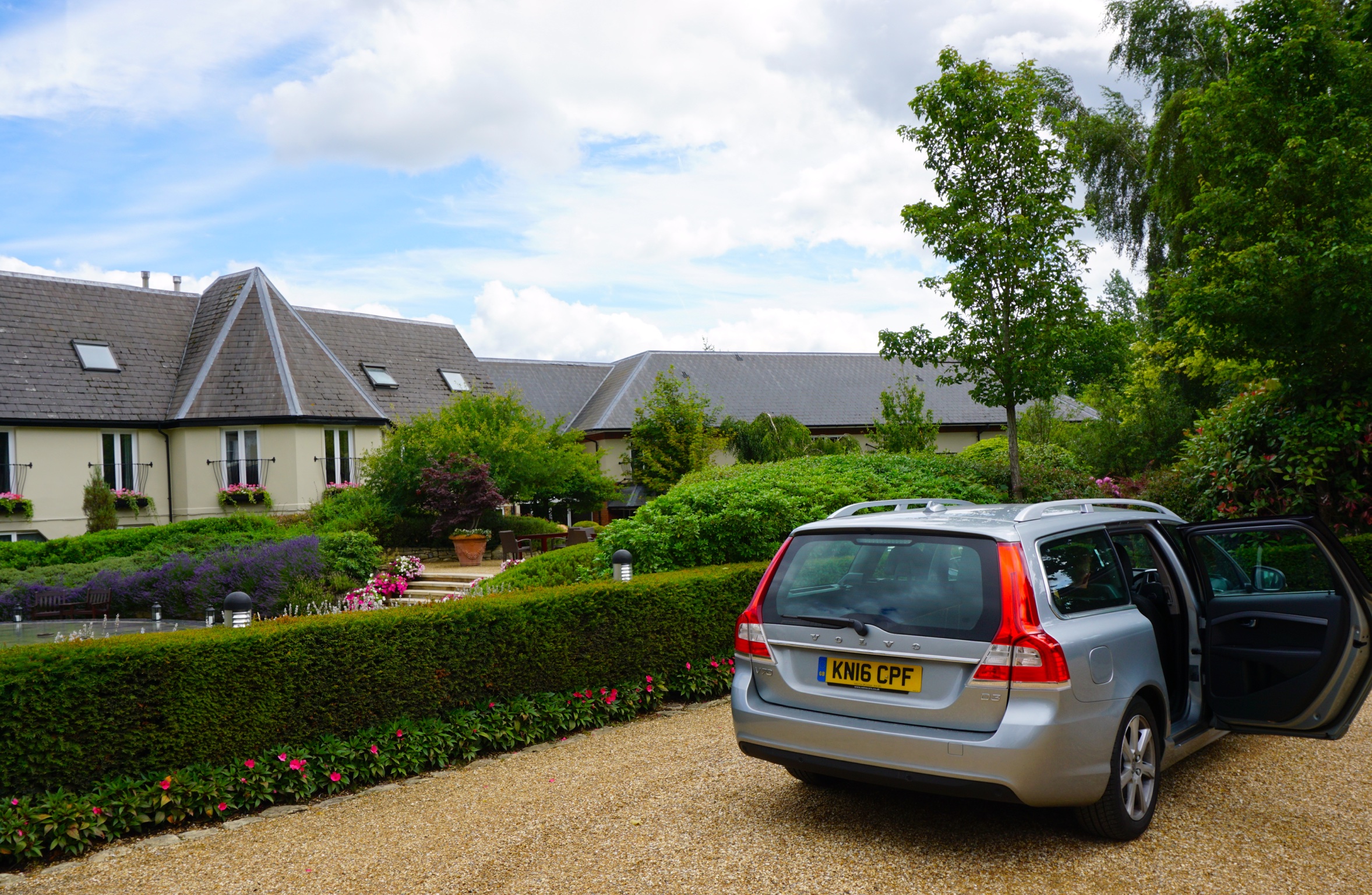 Rechts einsteigen, links fahren und links bleiben - bis zum Ende unserer Reise eine Herausforderung. Es ist aber alles gut gegangen. Wir kamen sicher an, hier auf dem Parkplatz von "The Vineyard". 