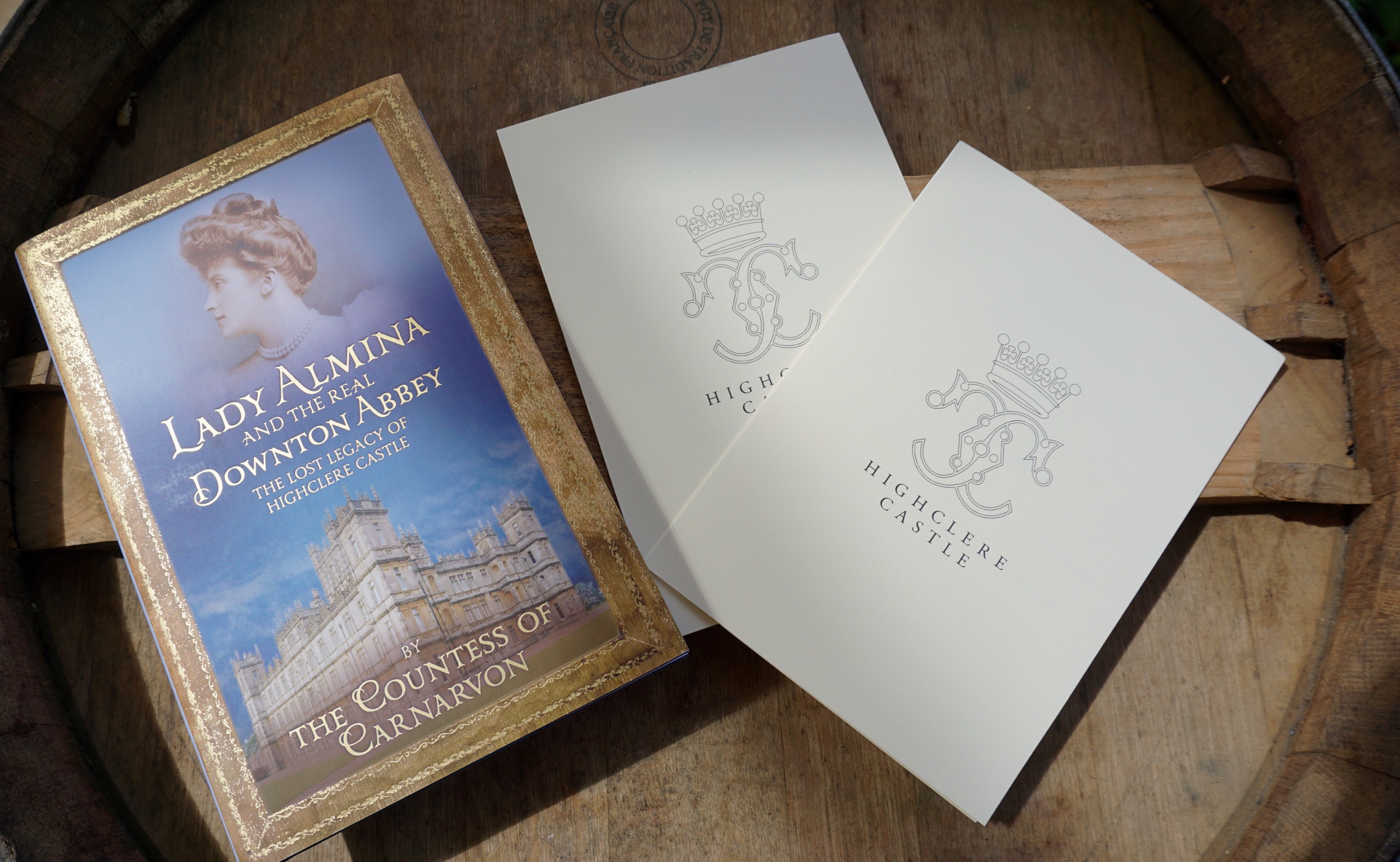 Eintrittskarten zu Highclere Castle und die Biographie von Lady Almina. 