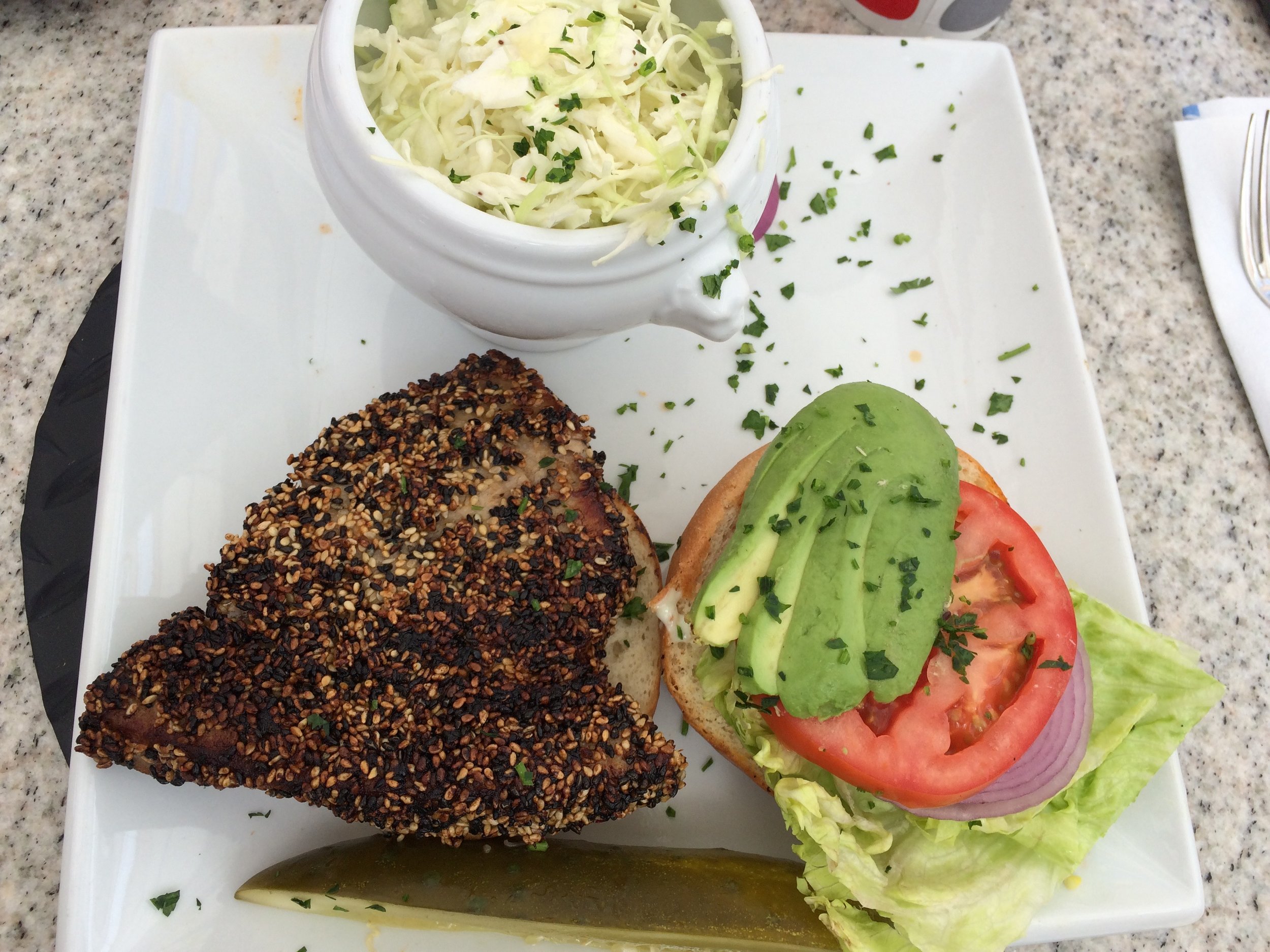 Das „Ahi Tuna Sesame Seaved“ Sandwich im Paradise Cove