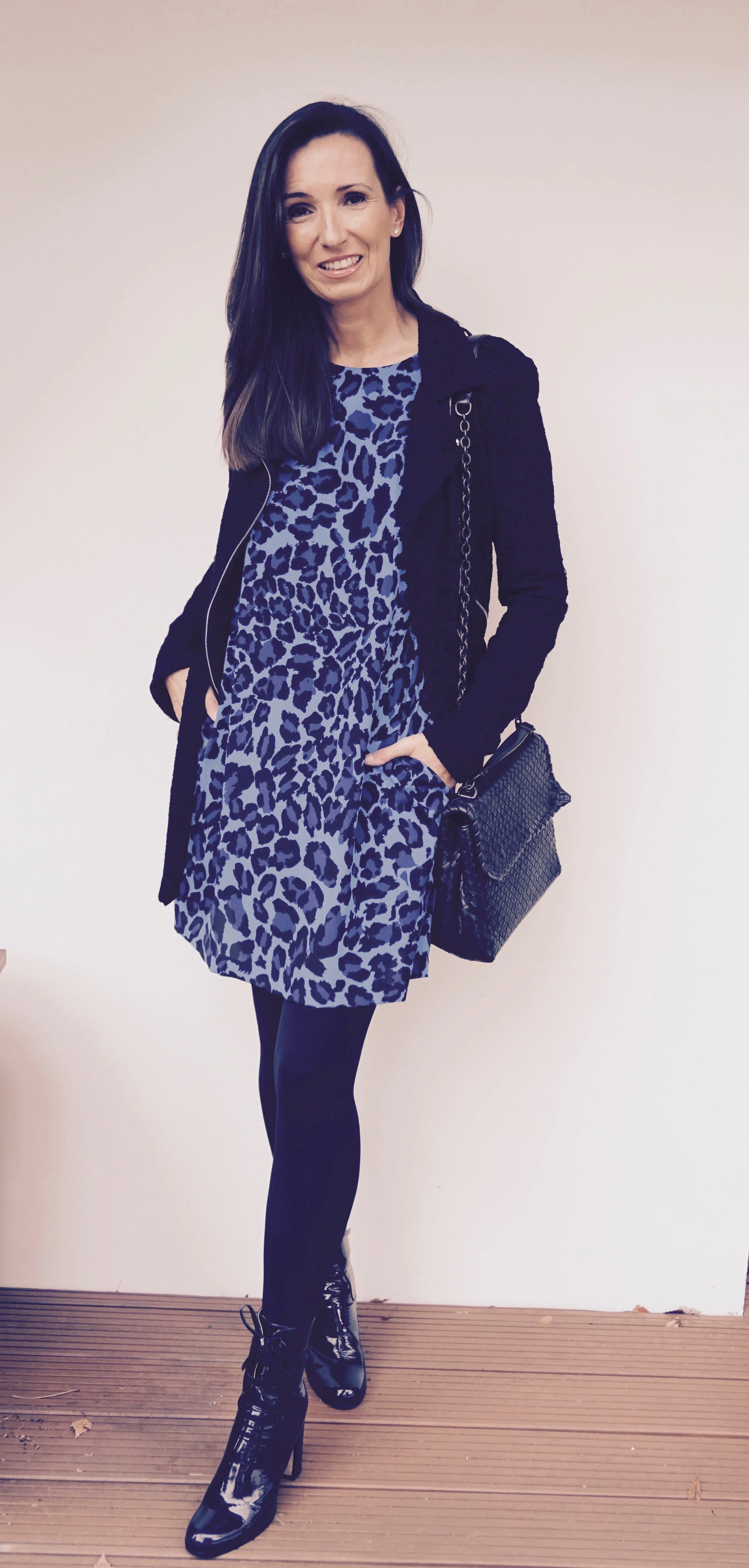 Stiefel: Unützer, Kleid: Steffen Schraut, Jacke: TALBOT RUNHOF, Tasche: Bottega Veneta