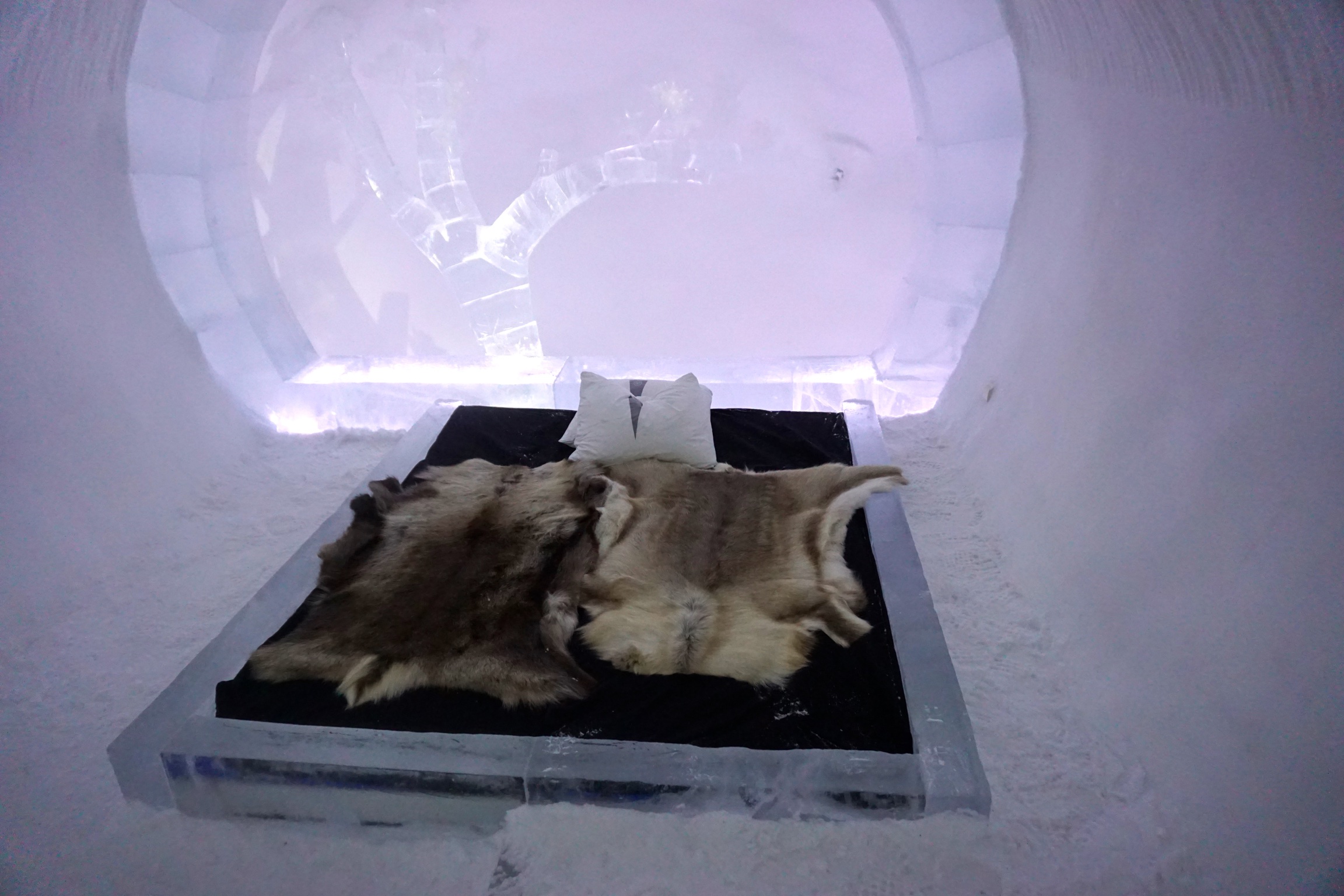 Gute Nacht bei konstanten -5 Grad. Das Bettgestell ist aus Eis, jedoch mit normalen Matratzen und jeder Mengen Fellen bestückt.