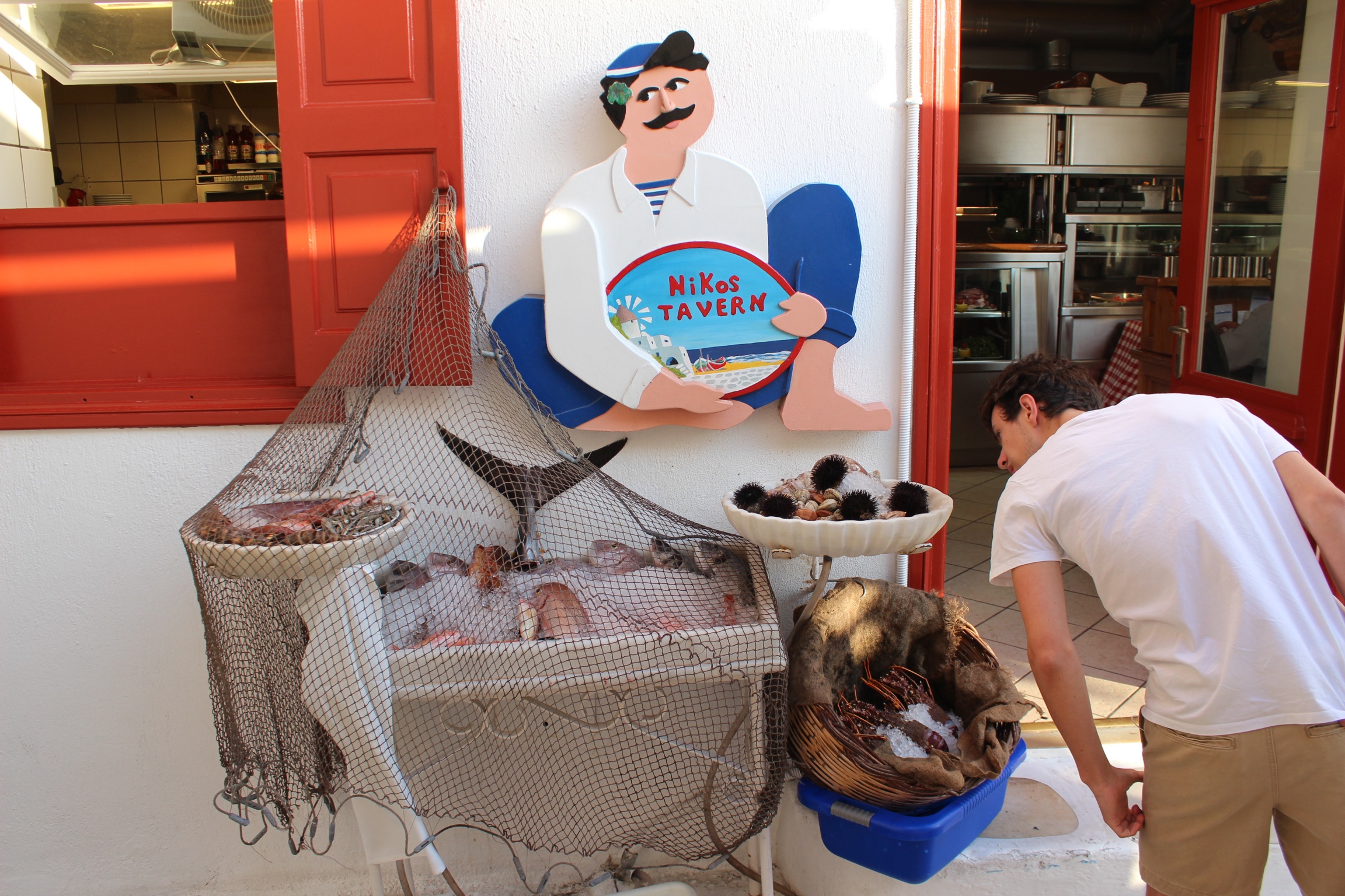 Fisch? Mein Sohn schaut schon mal nach dem Abendessen. Essen kann man auf ganz Mykonos hervorragend. 