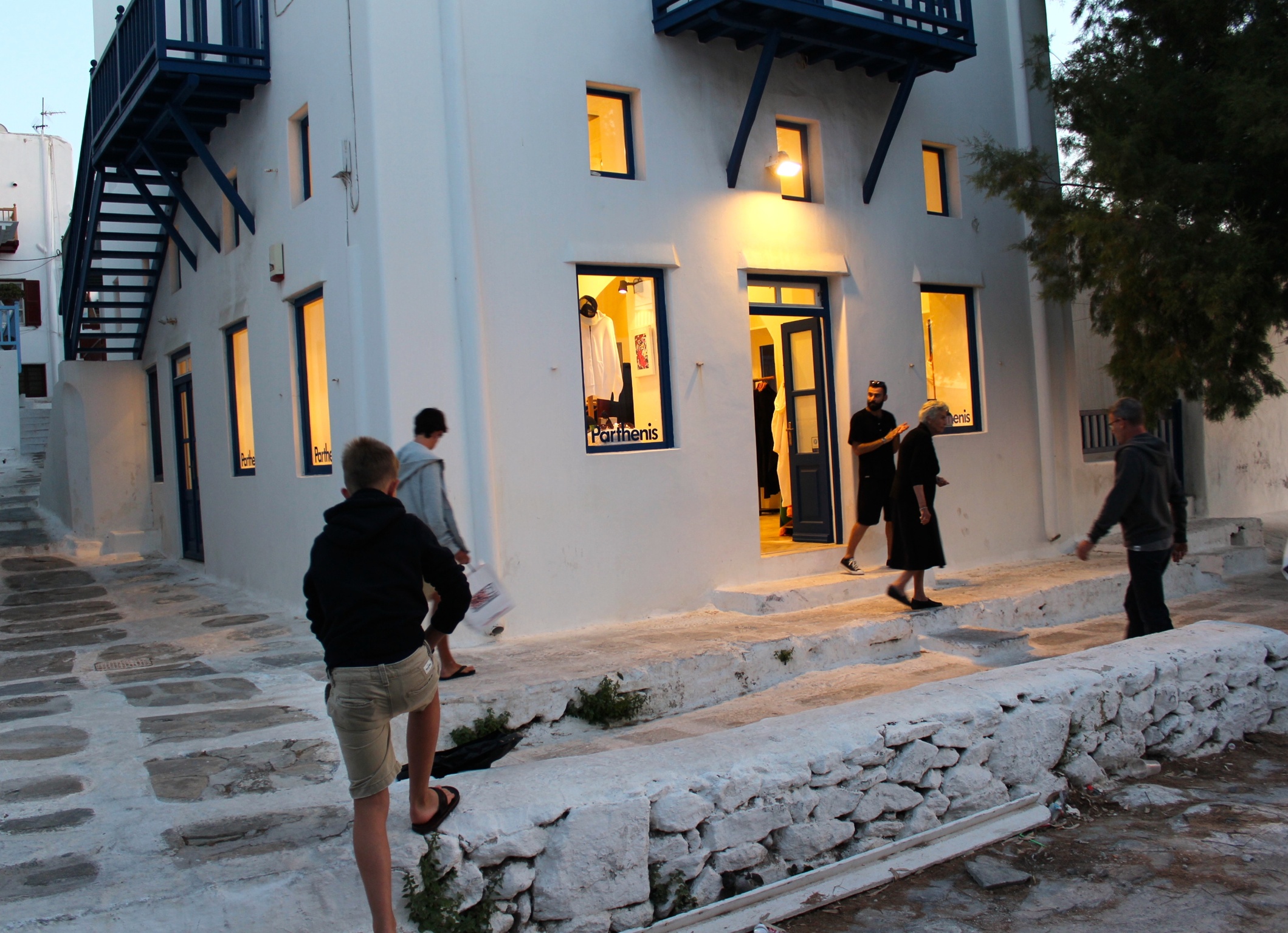 Mykonos Stadt bietet tolle Einkaufsmöglichkeiten. Ausgefallene Läden, weit entfernt vom Mainstream. Besonders in Sachen Mode und Schönheit heißt das Motto: hipper geht immer! Beliebter als internationale Marken sind die Labels trendbewusster Insulaner.