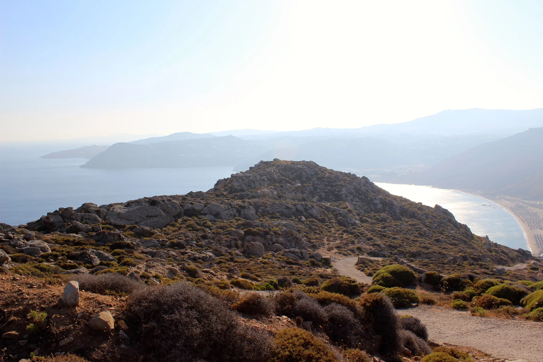 Eine ganz andere und ruhige Seite von Mykonos: Natur pur, ca. 1 Stunde von der Stadt entfernt,  und nach einem steilen Anstieg zu Fuß ein unbezahlbarer Blick.  Elia Beach.