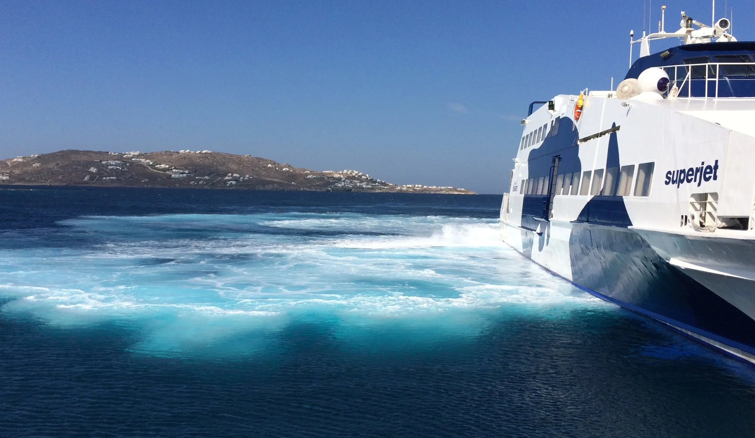 Ankunft mit der Fähre in Mykonos. Das Superjet-Boot ist wesentlich schneller und bewegt sich unruhiger im Wasser, die traditionelle Fähre braucht etwas länger, bietet aber eine schönere Aussicht.