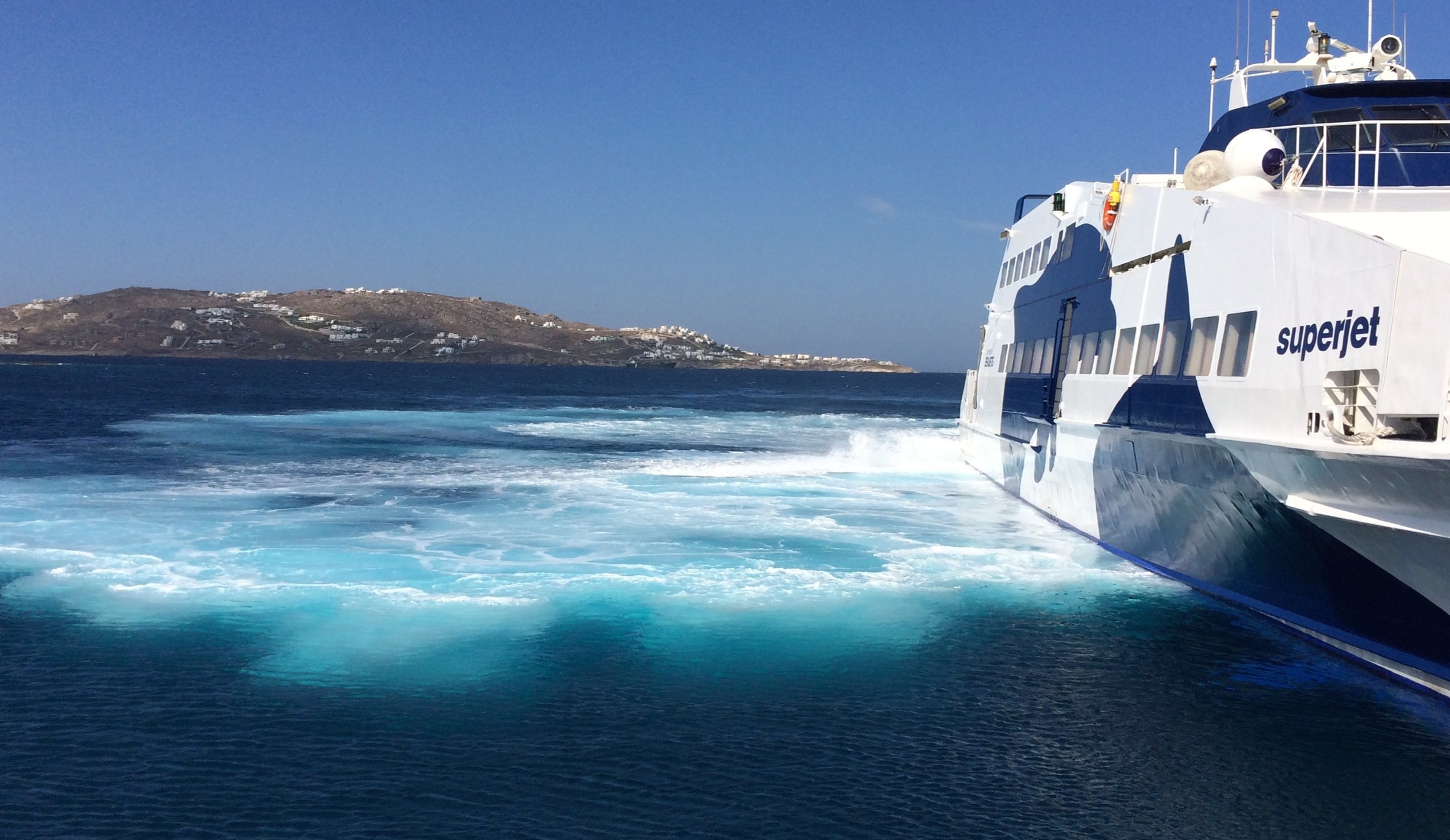 Ankunft mit der Fähre in Mykonos. Das Superjet-Boot ist wesentlich schneller und bewegt sich unruhiger im Wasser, die traditionelle Fähre braucht etwas länger, bietet aber eine schönere Aussicht.