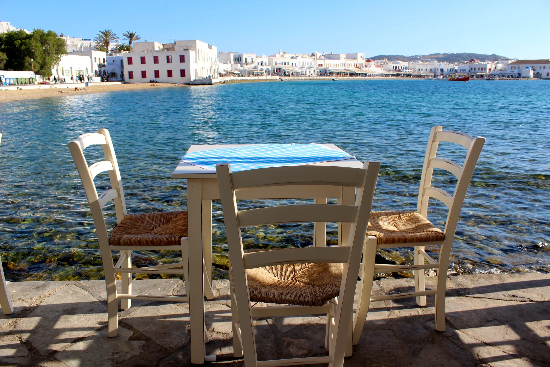 Direkt am Hafen von Mykonos Stadt. Glasklares Wasser und alles, was man von einem Urlaub in Griechenland erwartet,