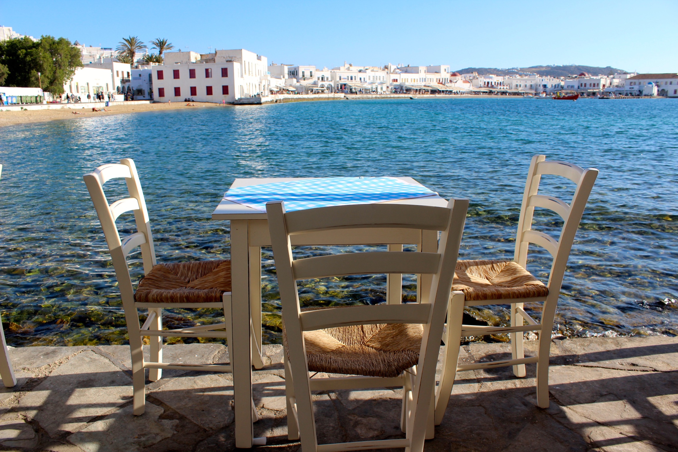 Direkt am Hafen von Mykonos Stadt. Glasklares Wasser und alles, was man von einem Urlaub in Griechenland erwartet,