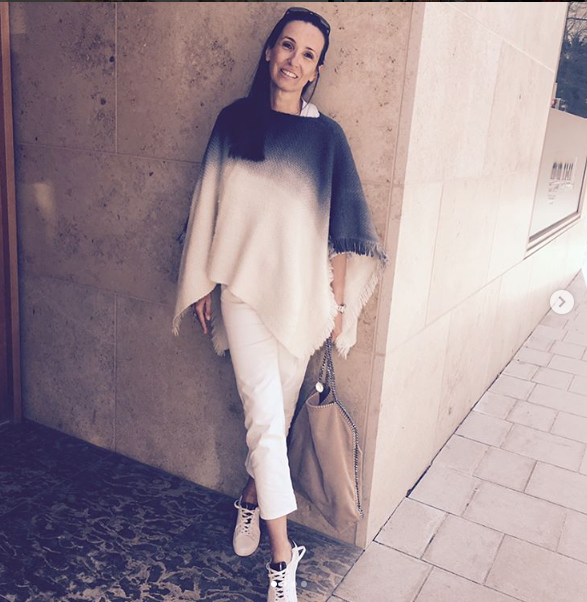 Schuhe: Michael Kors, Hose: Acne, Poncho: Wehve, Bluse: Rabens