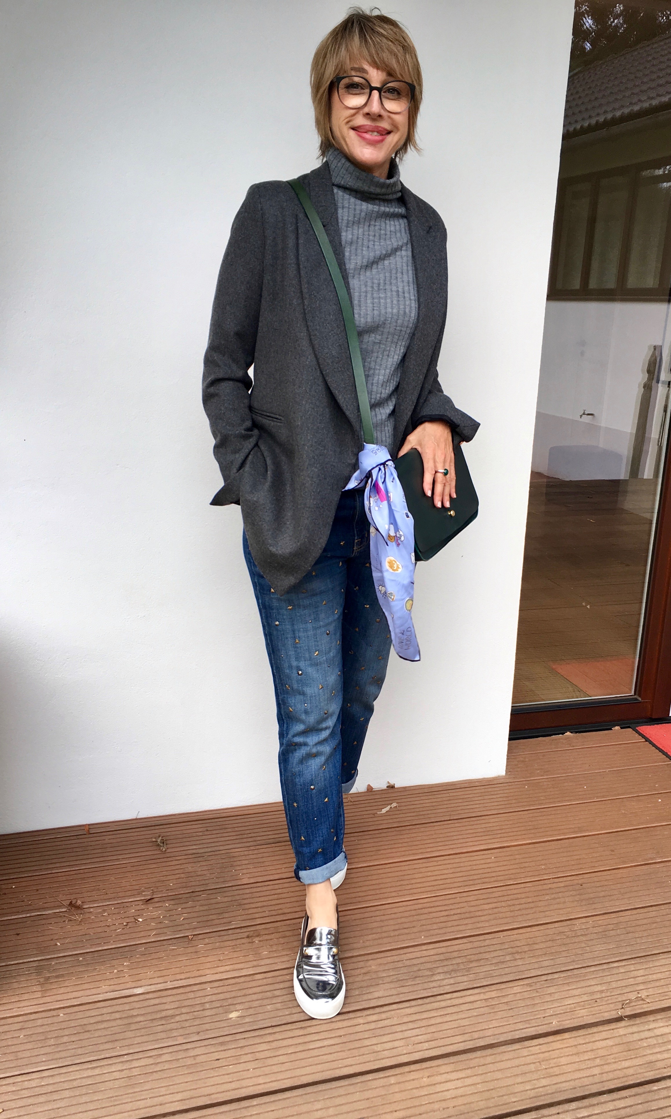 Jeans: CURRENT/ELLIOT, Rolli: Graumann, Blazer: AVELON, Schuhe: L'F SHOES, Tuch: Codello