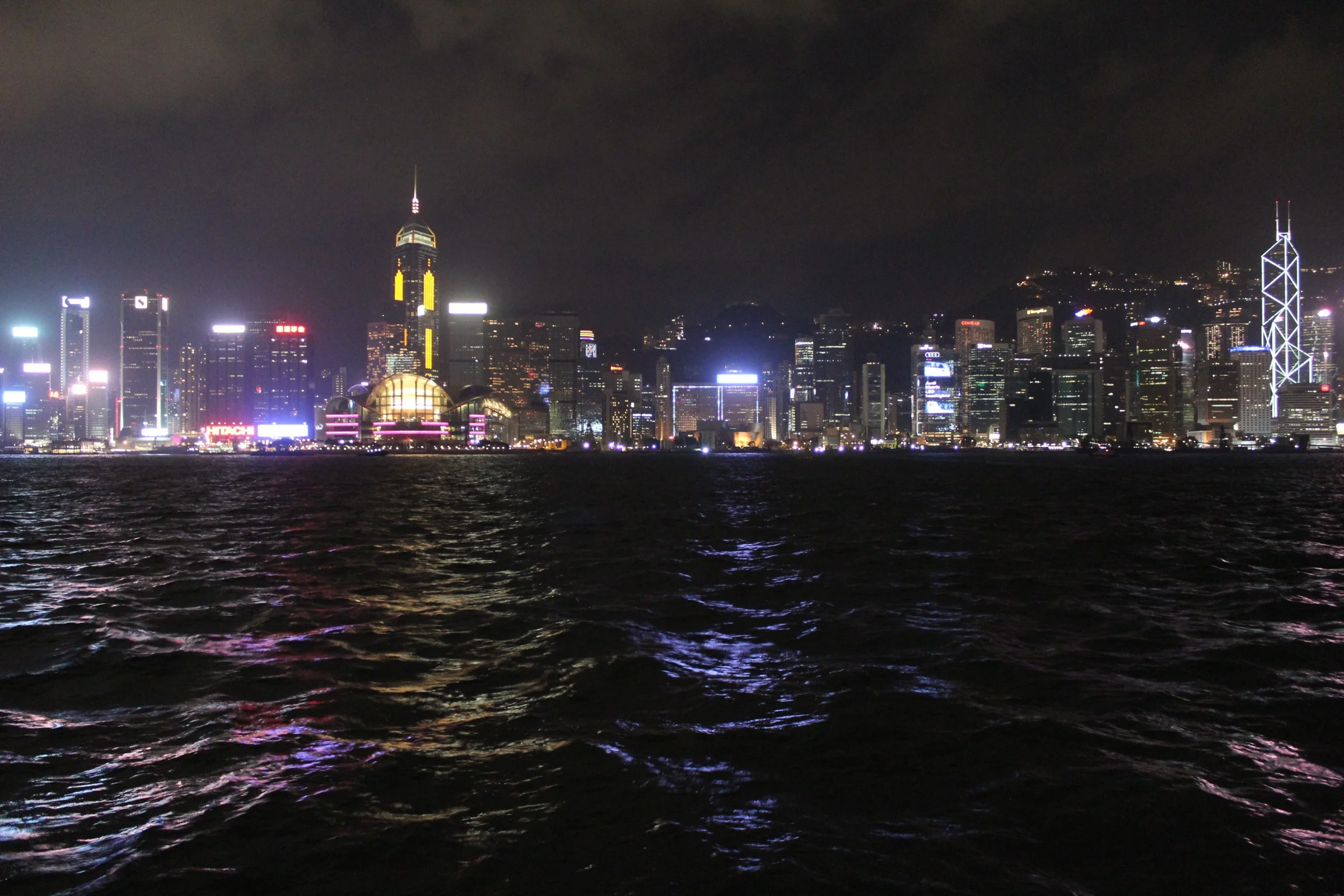Blick von der Star Ferry auf Hongkong Island.&nbsp;