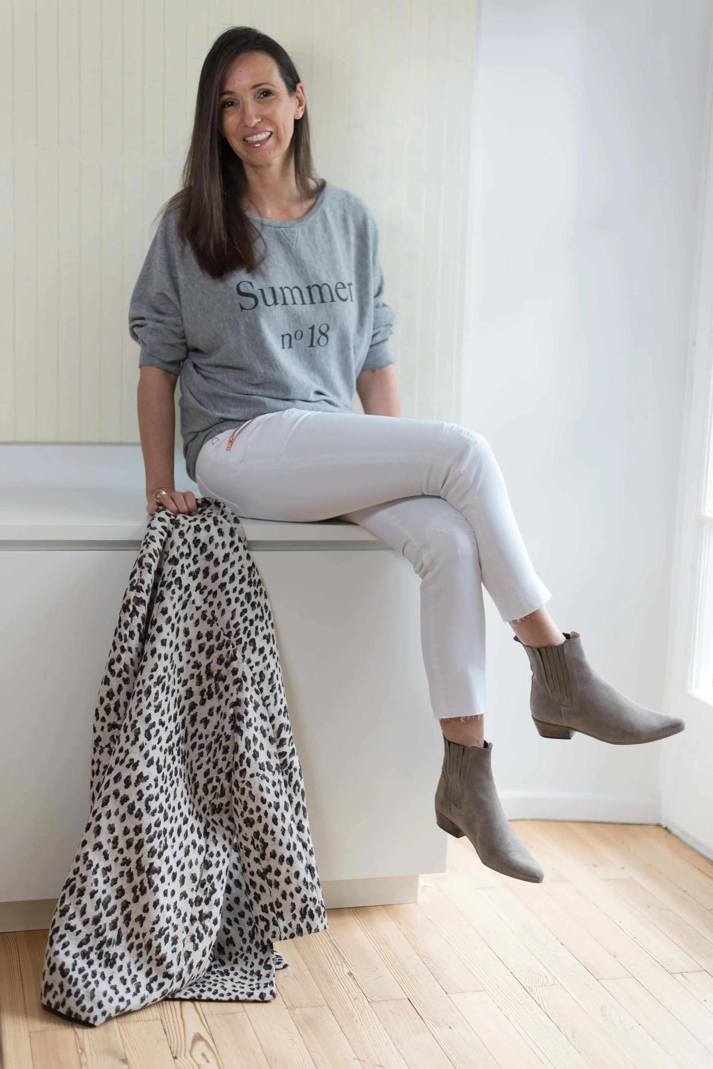 BeFifty Blog für Frauen über 50 Fashion DAWN Hose Outfit Sommer Weiße Hose Stylingtipps für Frauen über 40 und 50 nachhaltige Mode Liv Bergen
