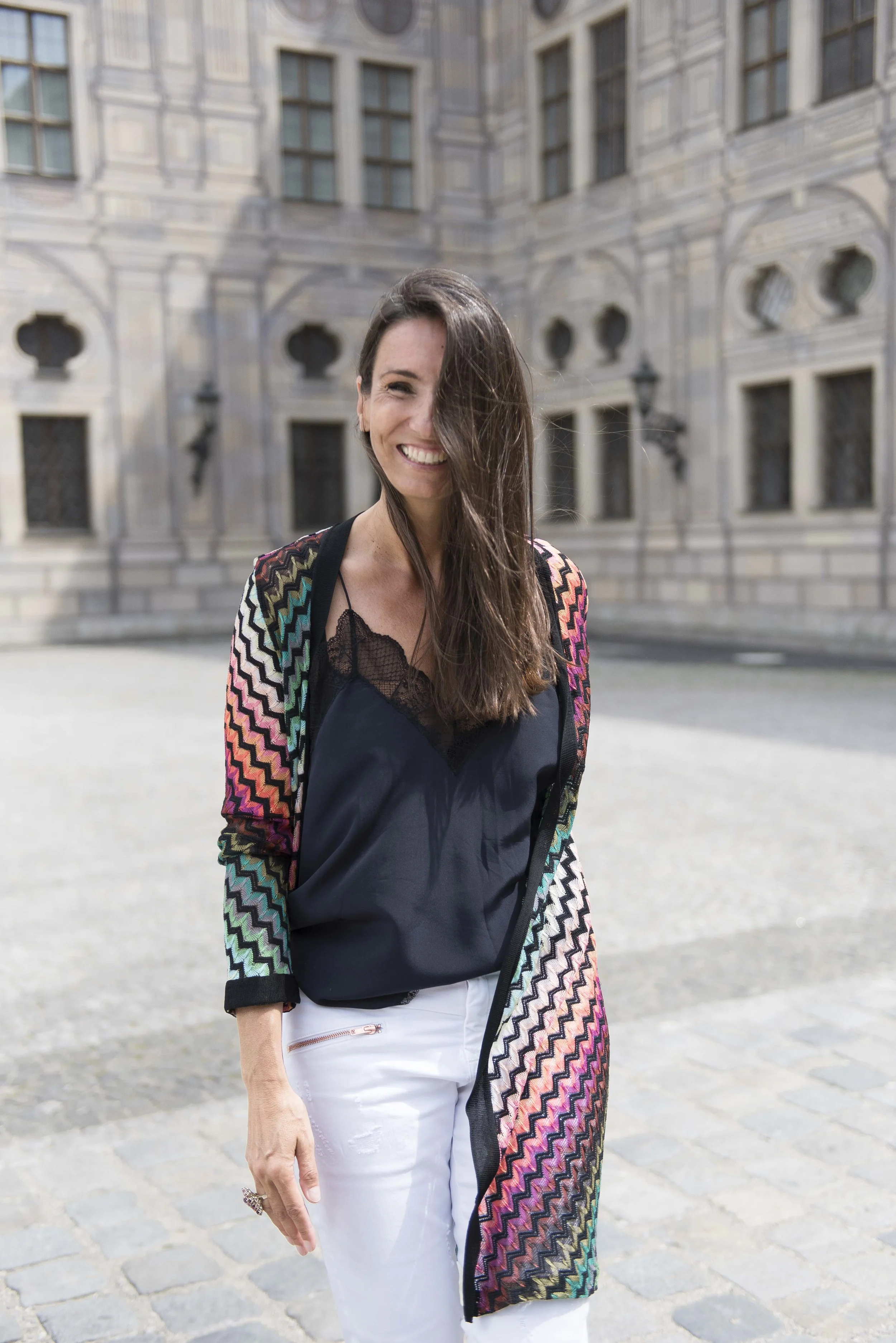 So macht eine weiße Jeans schlank! Stylingtipps für alle Größen. Ton-in-Ton Looks. Jeans DAWN, T-Shirt: Sois blessed München, Jacke: Missoni, Schlank mit Jeans, Tipps für Frauen über 40 und über 50. BeFifty Blog für Frauen über 40 und über 50. Beate Finken