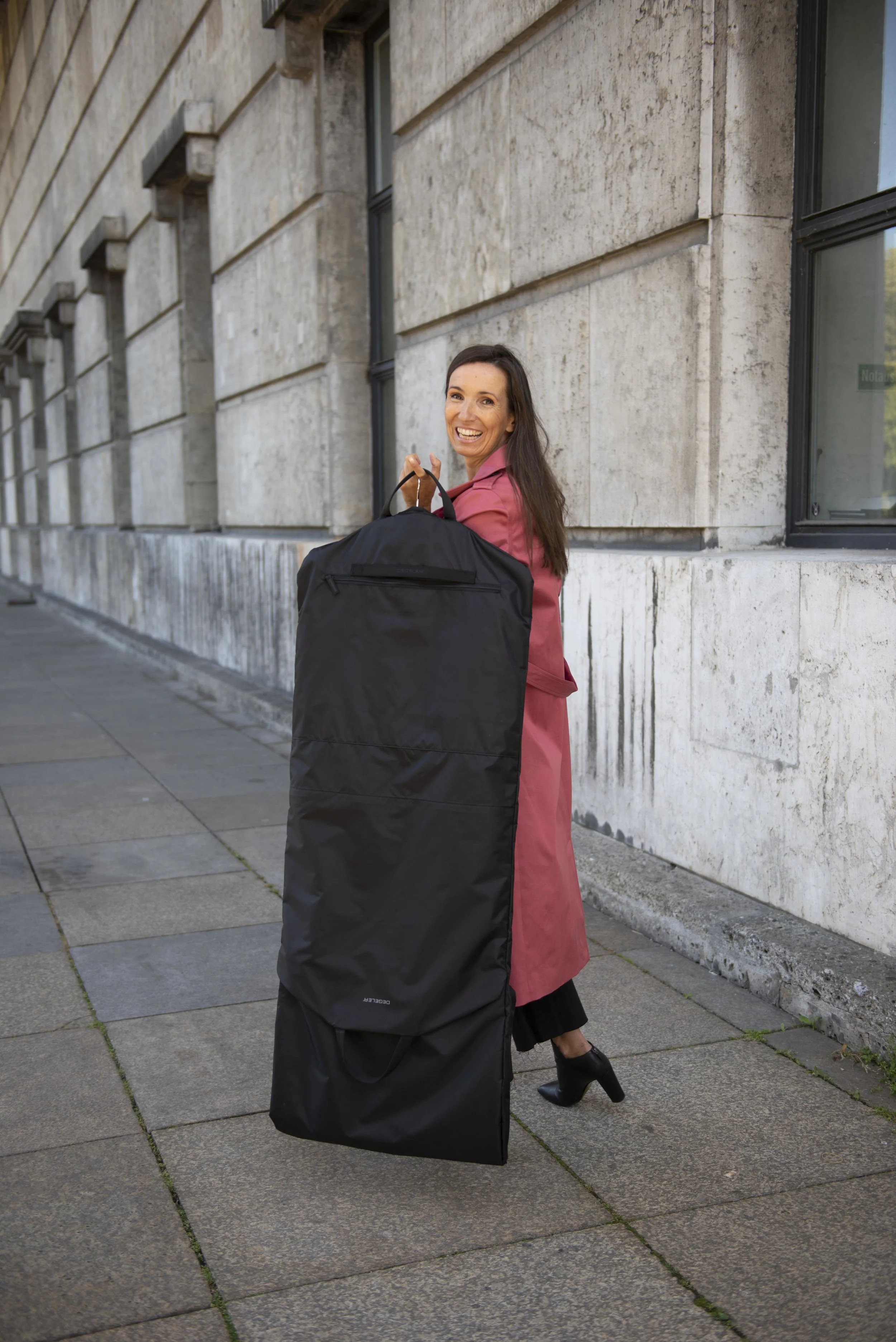 Leichter Reisen ohne Knittern. Das perfekte Reisegepäck. Kleidersack und Reisetasche: der Skyhanger. Tipps für Frauen über 40 und 50. BeFifty Blog für Frauen über 40 und 50. Beate Finken
