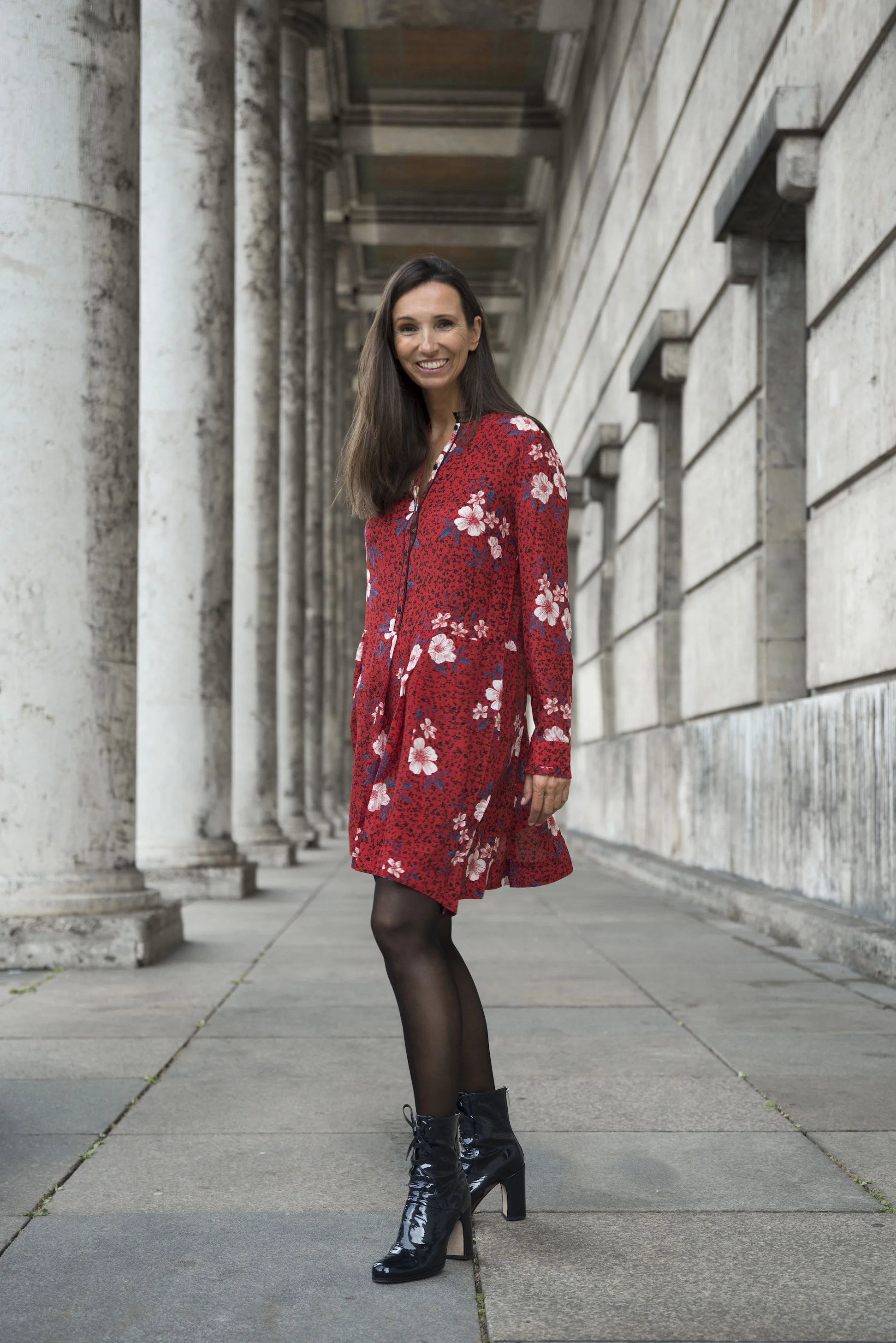 Das rote Kleid Zadig & Voltaire Kompressionstrumpf Item M6 Stylingtipps für Kleider In rot und in Knallfarben Schuhe Talbot Runhof Gummistiefel Barbour Regenmantel rot von maium nachhaltige Mode BeFifty Blog für Frauen über 40 und ab 50 Beate Finken