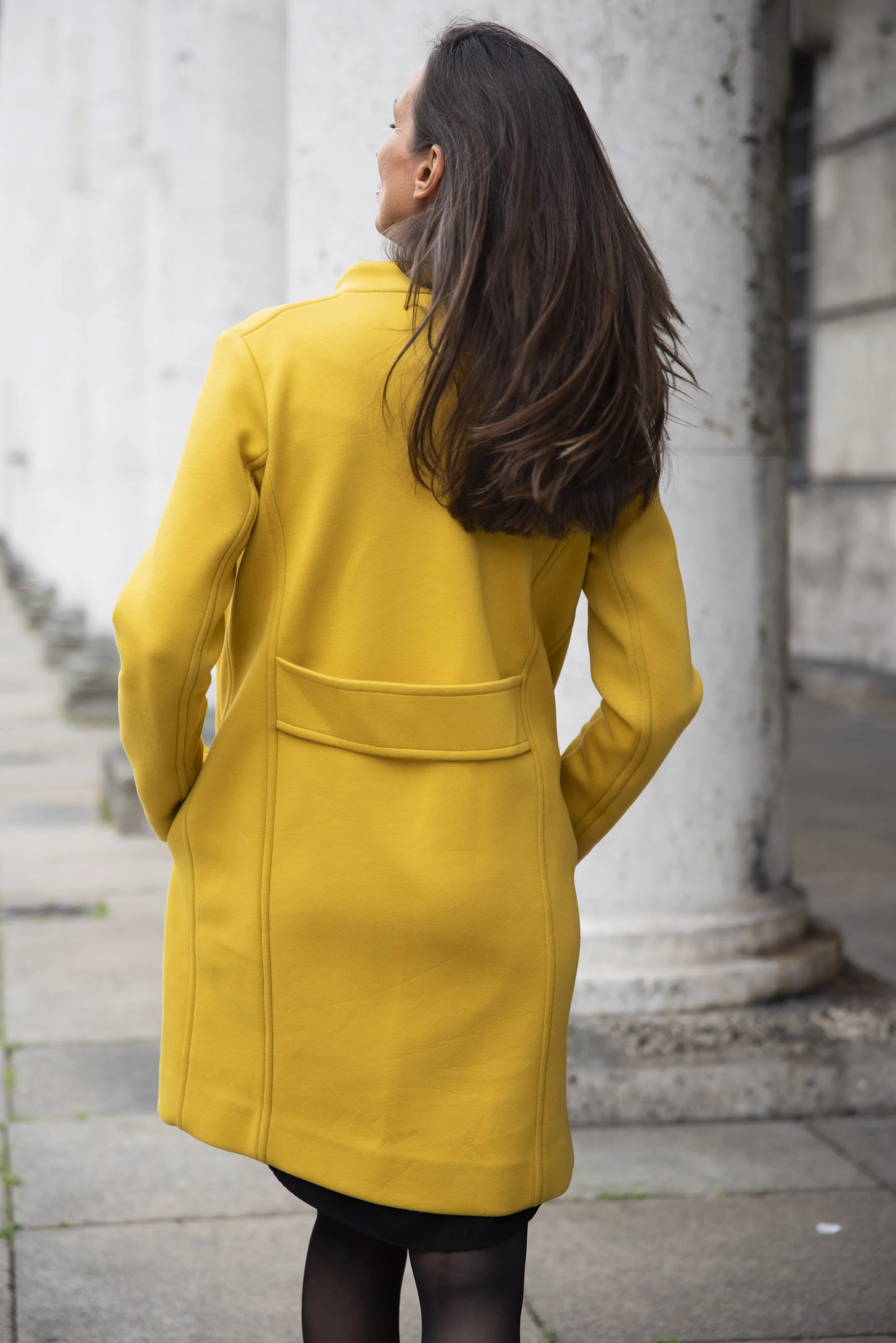 Trendfarbe Gelb Herbst/Winter 2018 Beate Finken BeFifty Blog für Frauen über 40 und 50 Vegane Mode von LANIUS Fashion Figurschmeichler Mantel für weibliche und mollige Figuren Plus Size Mäntel PETA-„Approved Vegan“-Label für tierleidfreie Kleidung ITEM M6 Strümpfe für schöne Kompression