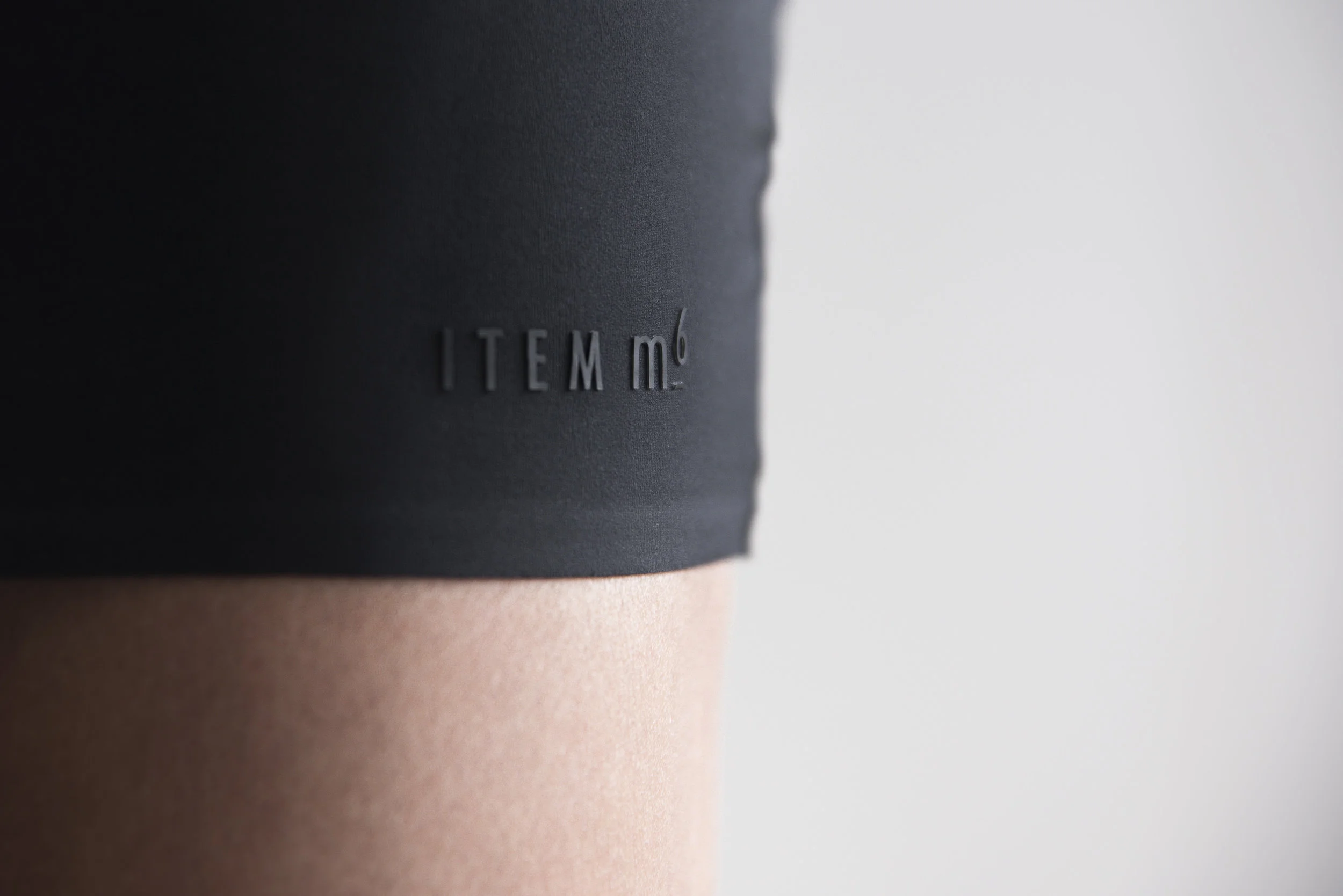 Shapewear Item M6 BeFifty Blog für Frauen über 40 und ab 50. Beate Finken. Blog Post für Item M6. Unterwäsche für Frauen ab 40 und ab 50. Figurformer. Shape wear. Figur. Figurformer. Schlanke Figur mit Wäsche. Schnell schlank. Abnehmen. Enges Kleid. Strappy Top Strong Shape Women Dress Strong Shape Women