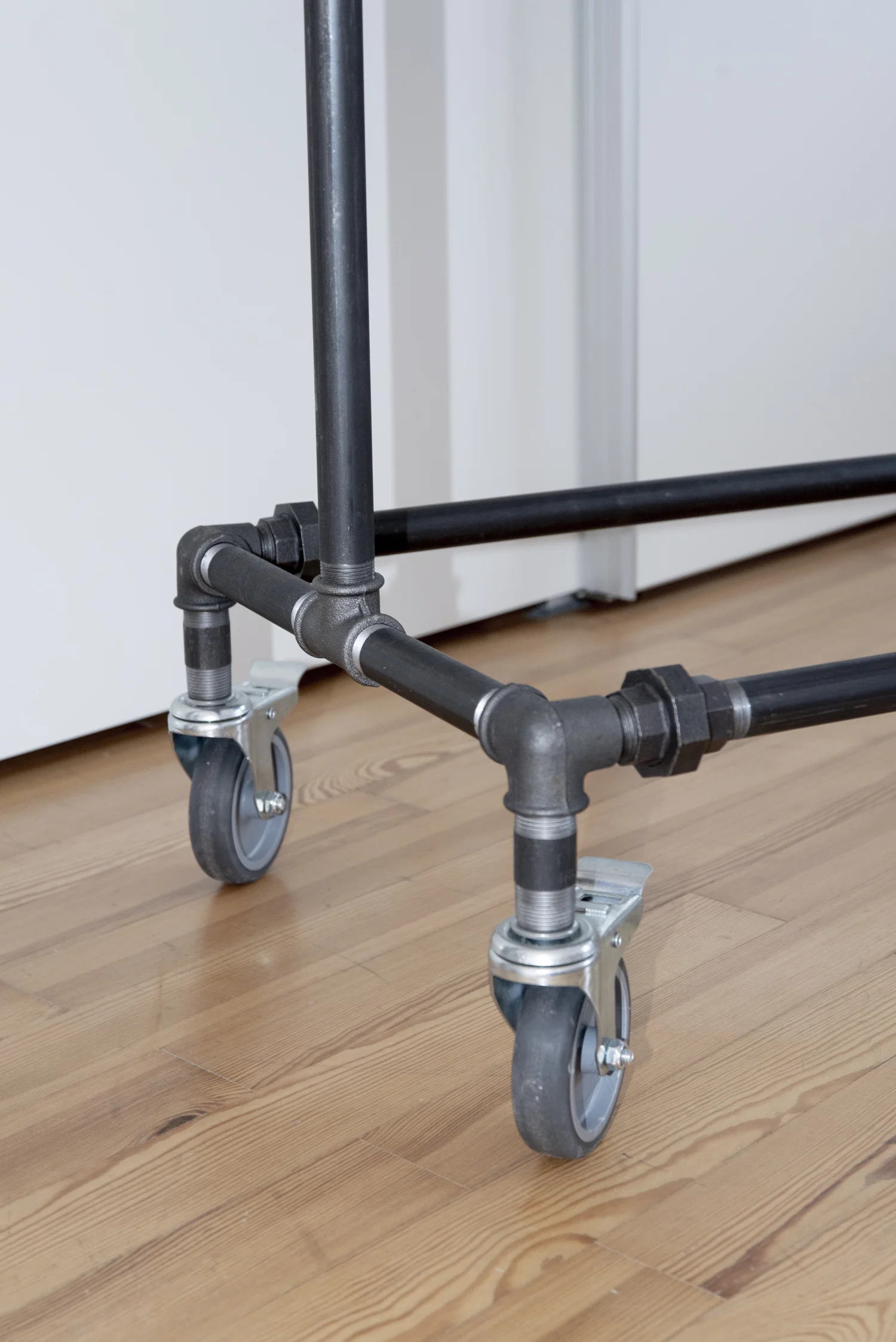 Kleiderschrank-DETOX, die perfekte Kleiderstange von Rackbuddy, Mottenbekämpfung, Waschmittel für ganz Feines, Anti-Static-Spray, der perfekte Kleiderbügel. Tipps für einen perfekten Kleiderschrank. Beate Finken BeFifty Blog für Frauen über 40 und ab 50 Kleiderschrank Check