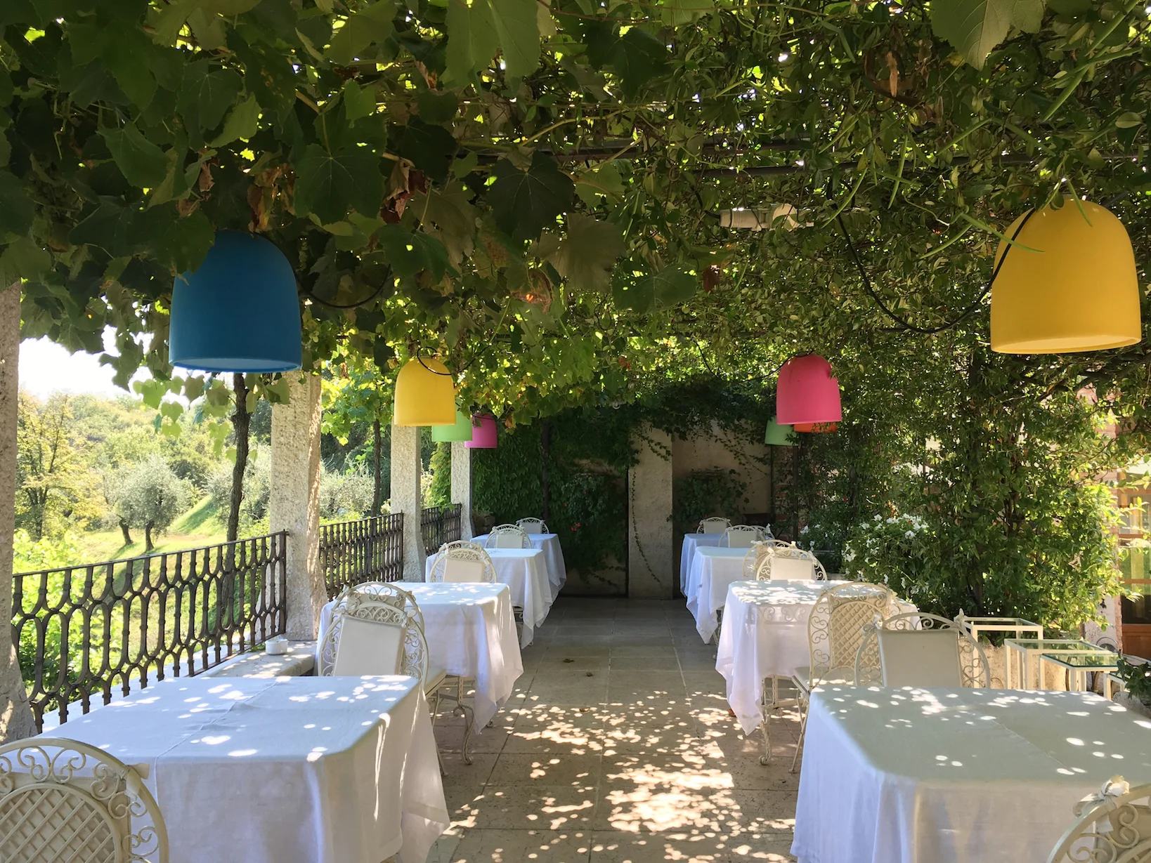 Ein wunderschönes Hotel in Salò am Gardasee. Leiser Luxus mit einem traumhaften Ausblick. Tipps einer erfahrenen Reisebloggerin. Beate Finken, Blog BeFifty, Tipps für Frauen ab 40 und über 50. Italien, Gardasee, Hoteltipp.