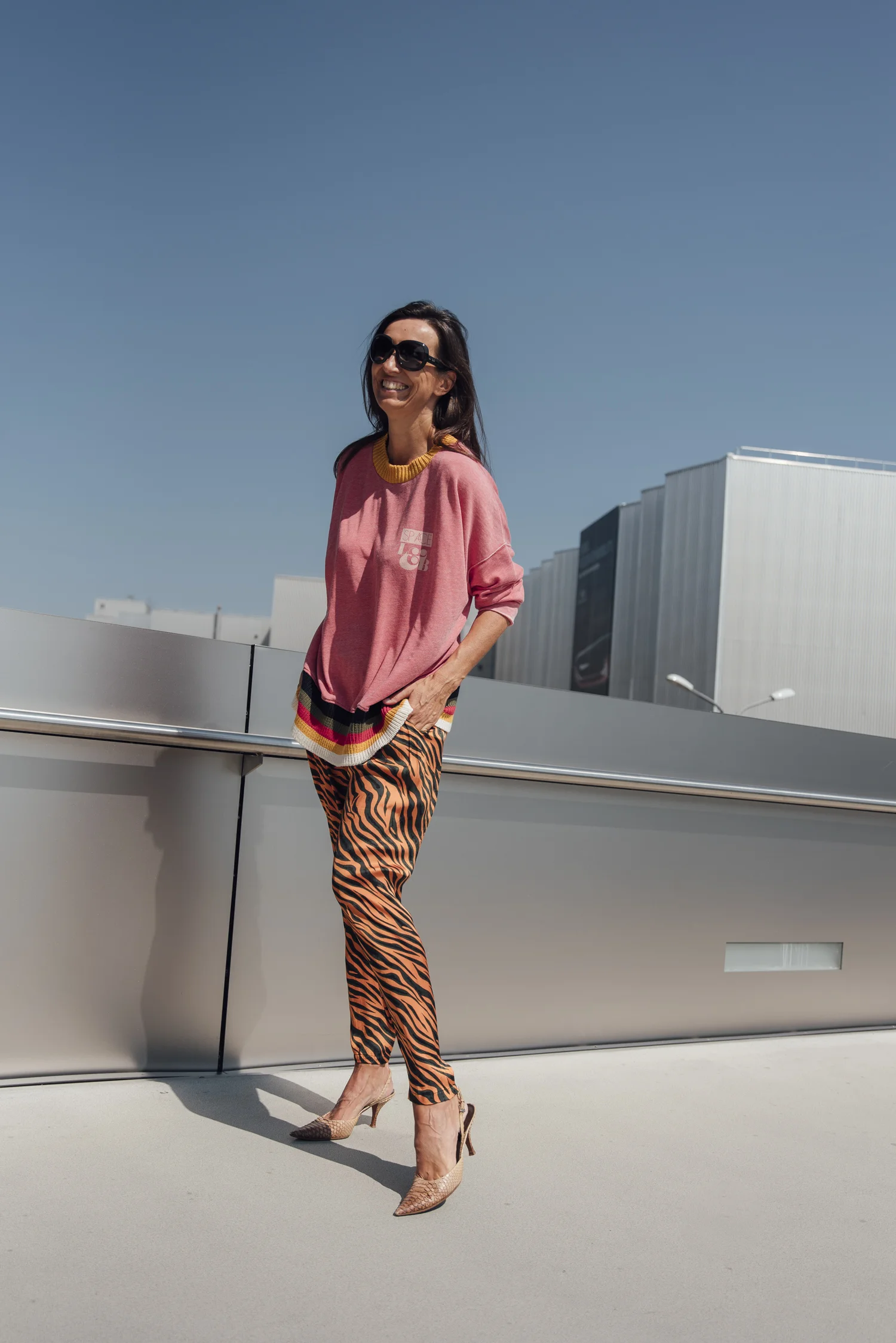 Liv Berben Sweater Rabens Saloner Hose im Animal Print Mix und Match Look. Mustermix Outfits . Sweater in orange mit Strickbunf. Tipps worauf man beim Mustermix achten sollte. Beate Finken Blog für Frauen über 40 und über 50. Fashion Tipps einer Bloggerin.