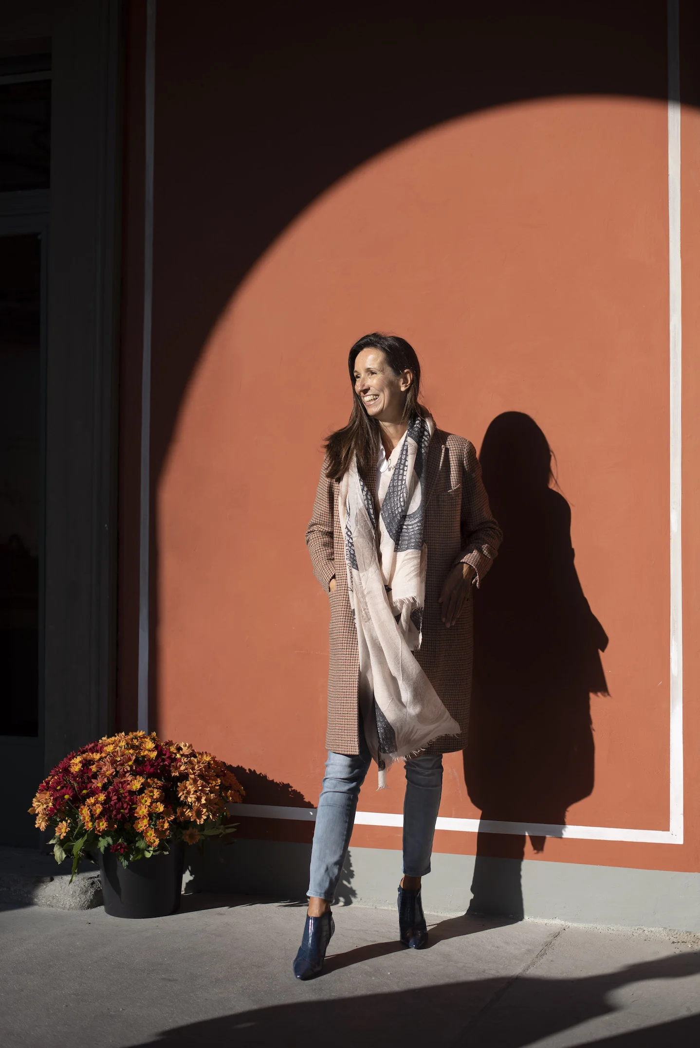 Der Mantel ist aus der ITALIAN CAPSULE Collection von Schneiders Salzburg. Kartierter Mantel Schneiders Salzburg. BeFifty Blog für Frauen über 40 und über 50. Beate Finken, Bloggerin, 52 Jahre.