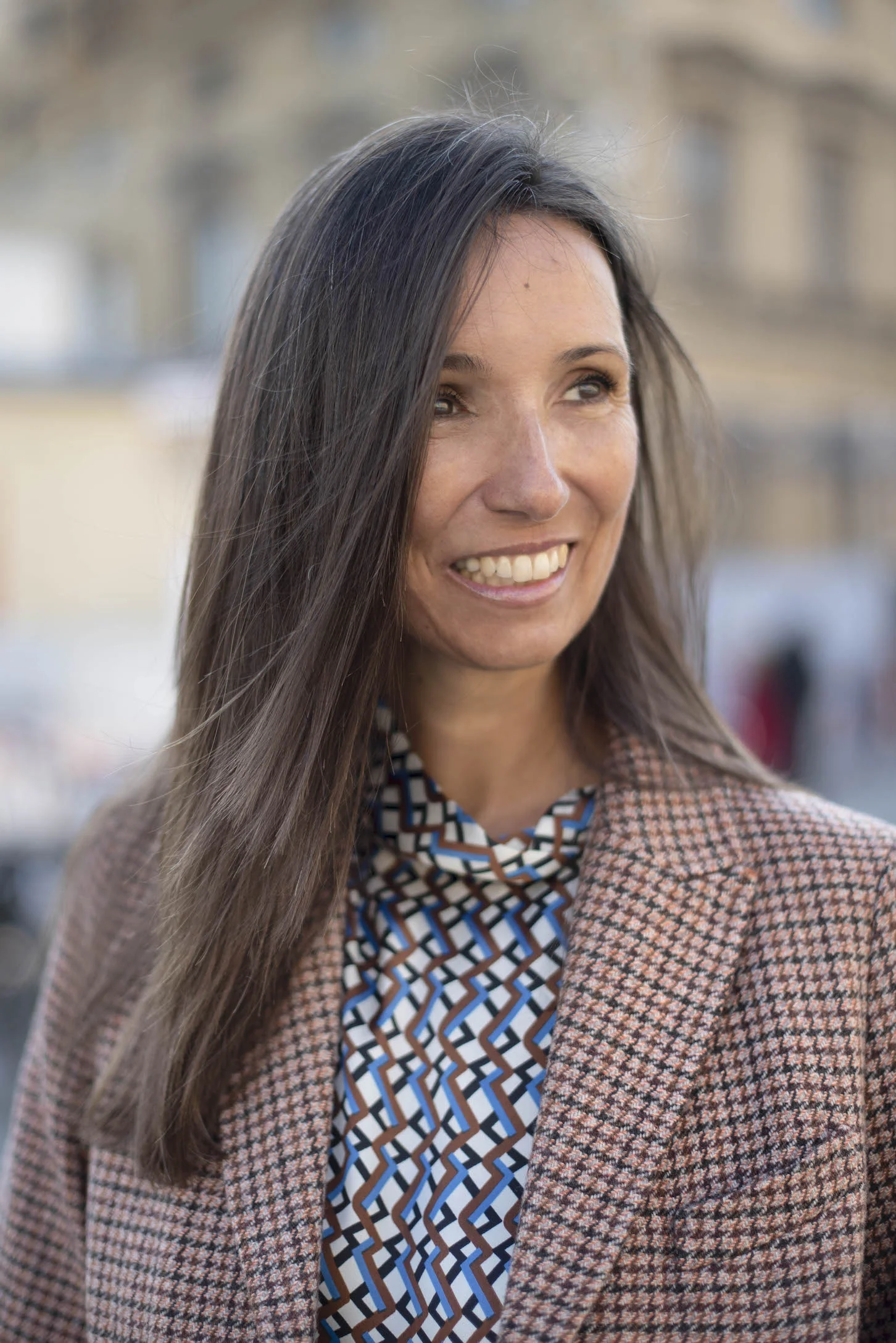 Der Mantel ist aus der ITALIAN CAPSULE Collection von Schneiders Salzburg. Kartierter Mantel Schneiders Salzburg. BeFifty Blog für Frauen über 40 und über 50. Beate Finken, Bloggerin, 52 Jahre.