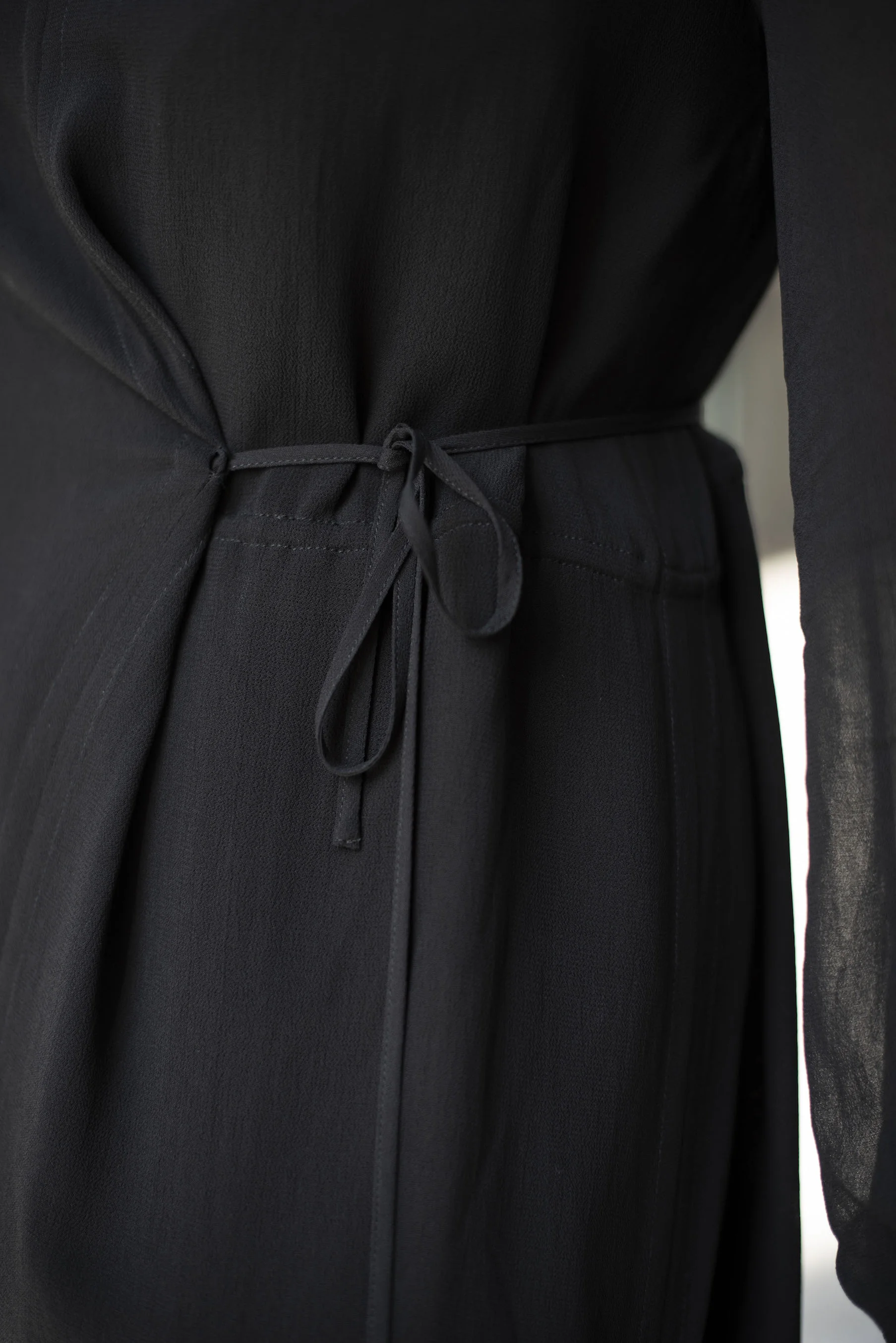 BeFifty Blog für Frauen über 40 und über 40 Beate Finken Daunenjacke - von Streetwear zu Fashion. Kleid: LaLa Berlin Dress Frieda Black, Schuhe: Sam Edelman, Mütze: Bogner. Stylingtipps für Daunenjacke und co.