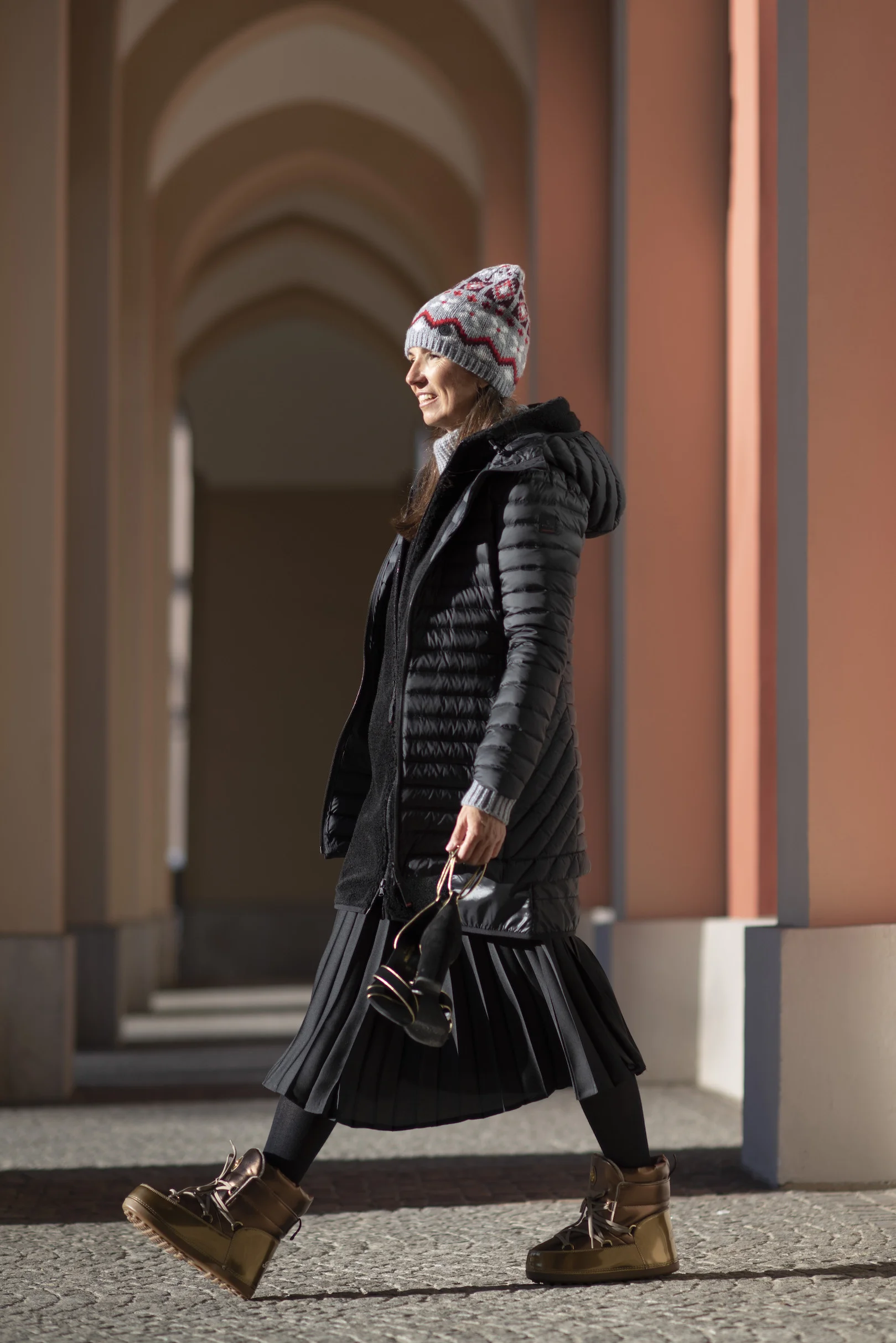 Item M6 Kompressionsstrumpf Die schönsten Winterlooks für Frauen über 40 und über 50 BeFifty Blog für Frauen über 40 und über 50 Beate Finken Bogner Daunenweste Norwegerpulli Kaschmir Strumpfhose Tights Cashmere Item m6 Snow Boots gold von Bogner