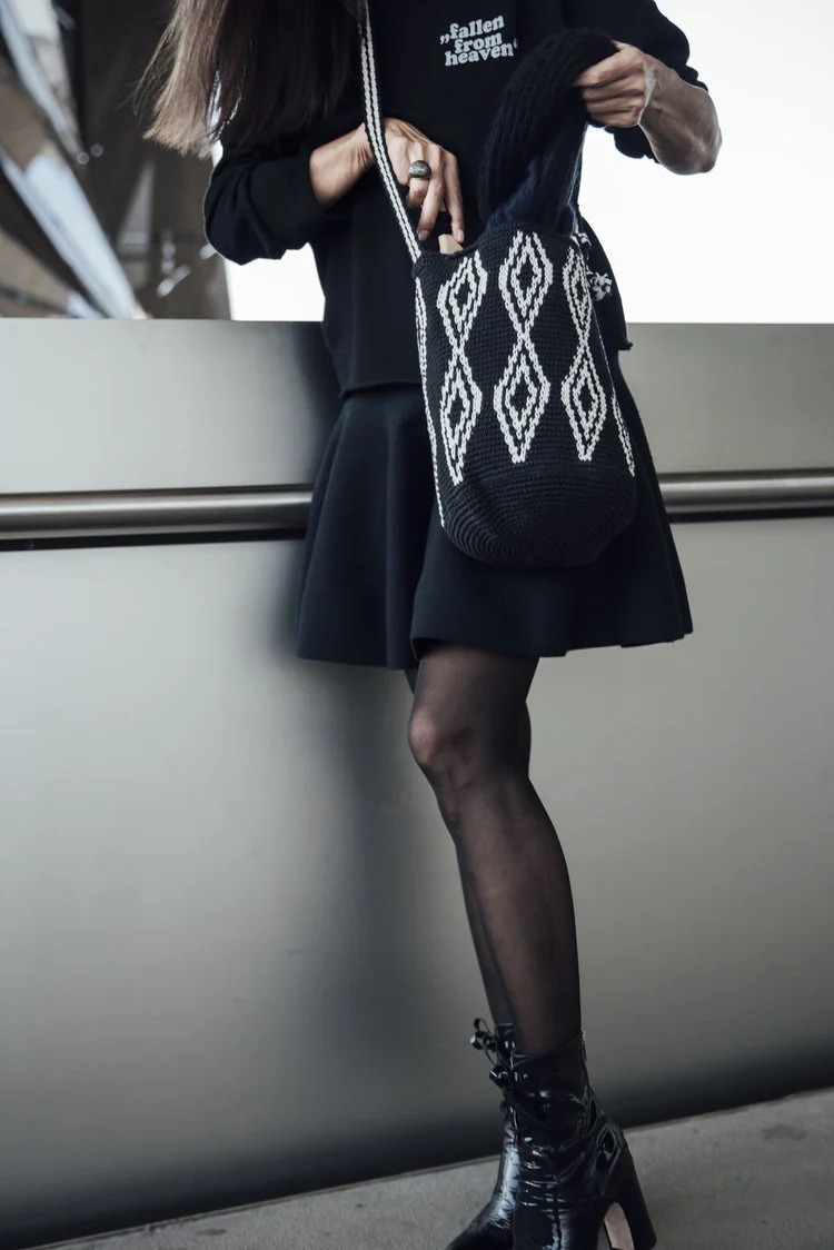 Liv Bergen Sweater Beate Finken Blog BeFifty Mode für Frauen über 40 und über 50 Stilmix blauer Rock zu schwarzem Sweater Marysal Tasche Lackschuhe Item M6 Strumpfhose Kompression