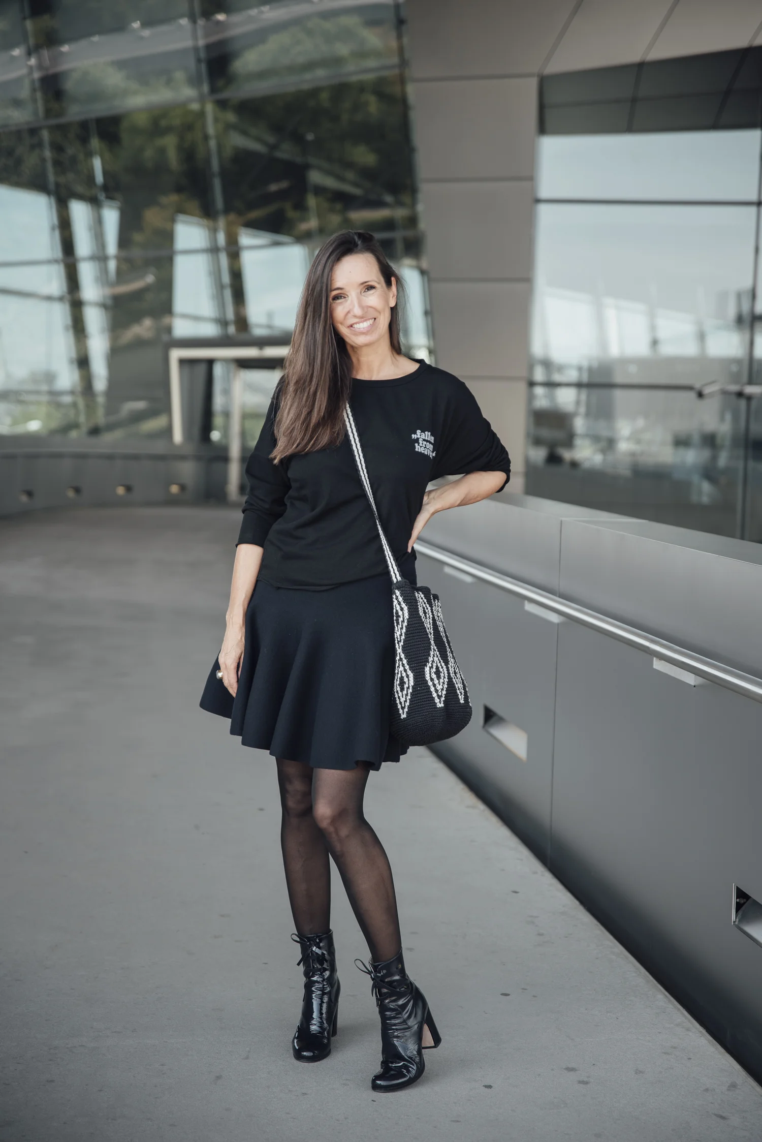 Liv Bergen Sweater Beate Finken Blog BeFifty Mode für Frauen über 40 und über 50 Stilmix blauer Rock zu schwarzem Sweater Marysal Tasche Lackschuhe Item M6 Strumpfhose Kompression