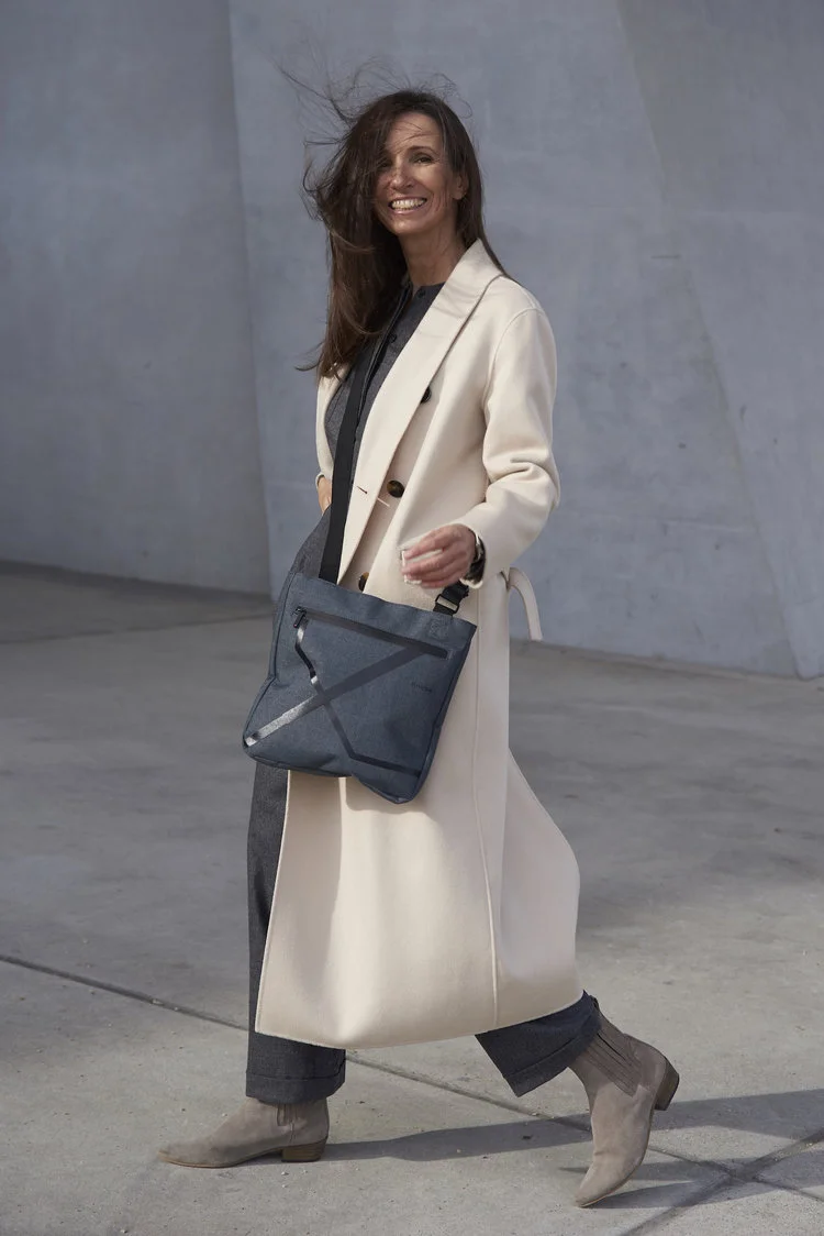 Beate Finken Bloggerin BeFifty Mode für Frauen über 40 und ab 50 Weißer Mantel, Boots, Overall und Knirps-Tasche. Look für den Frühling.