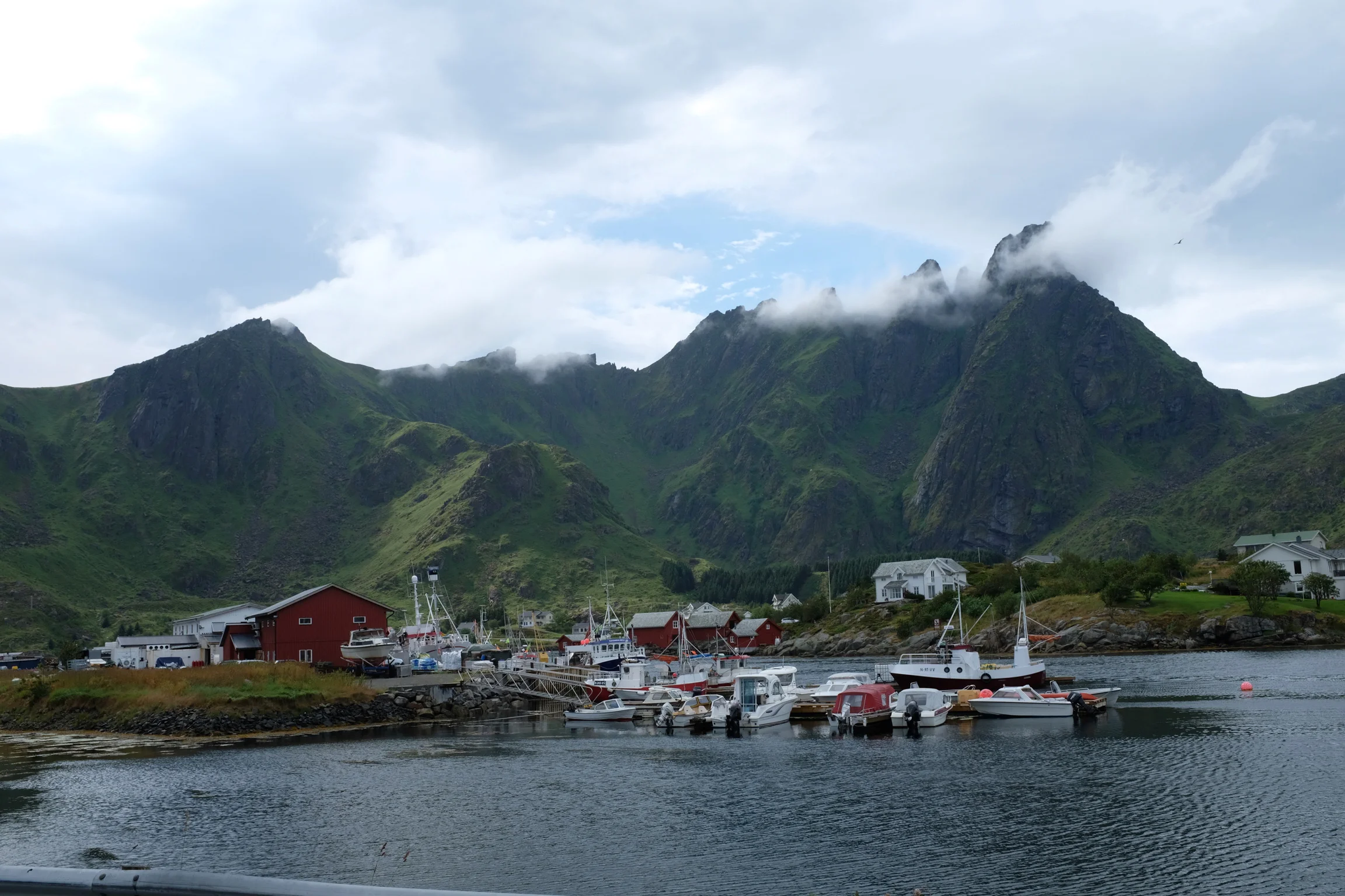 Lofoten Norwegen Reisetipps und konkrete Infos zu der Inselgruppe. Beate Finken Bloggerin bei BeFifty. Die schönsten Plätze in Norwegen / Lofoten. Hattvika Lodge Ballstad Unstad Surfen auf den Lofoten