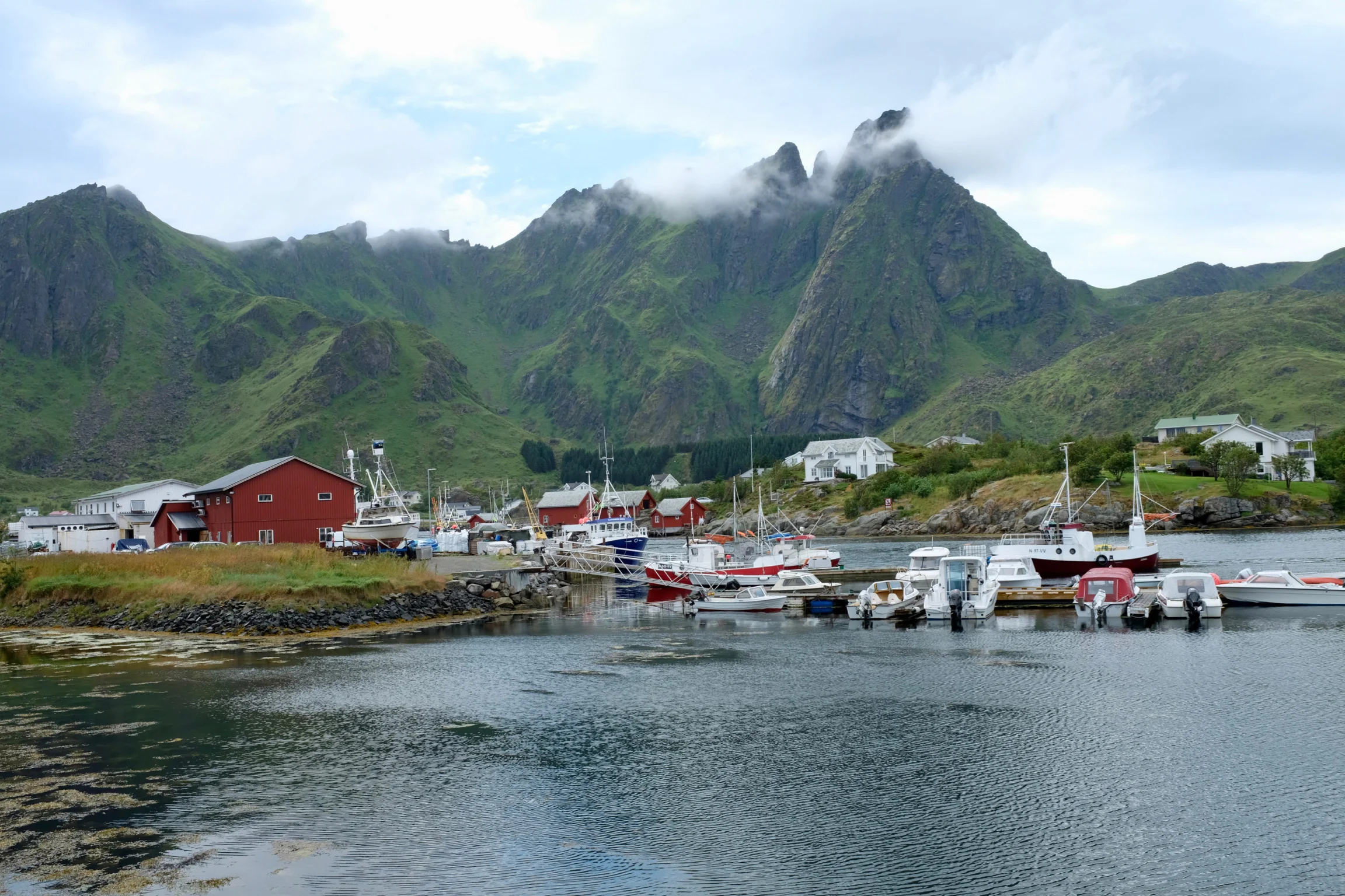 Lofoten Norwegen Reisetipps und konkrete Infos zu der Inselgruppe. Beate Finken Bloggerin bei BeFifty. Die schönsten Plätze in Norwegen / Lofoten. Hattvika Lodge Ballstad Unstad Surfen auf den Lofoten