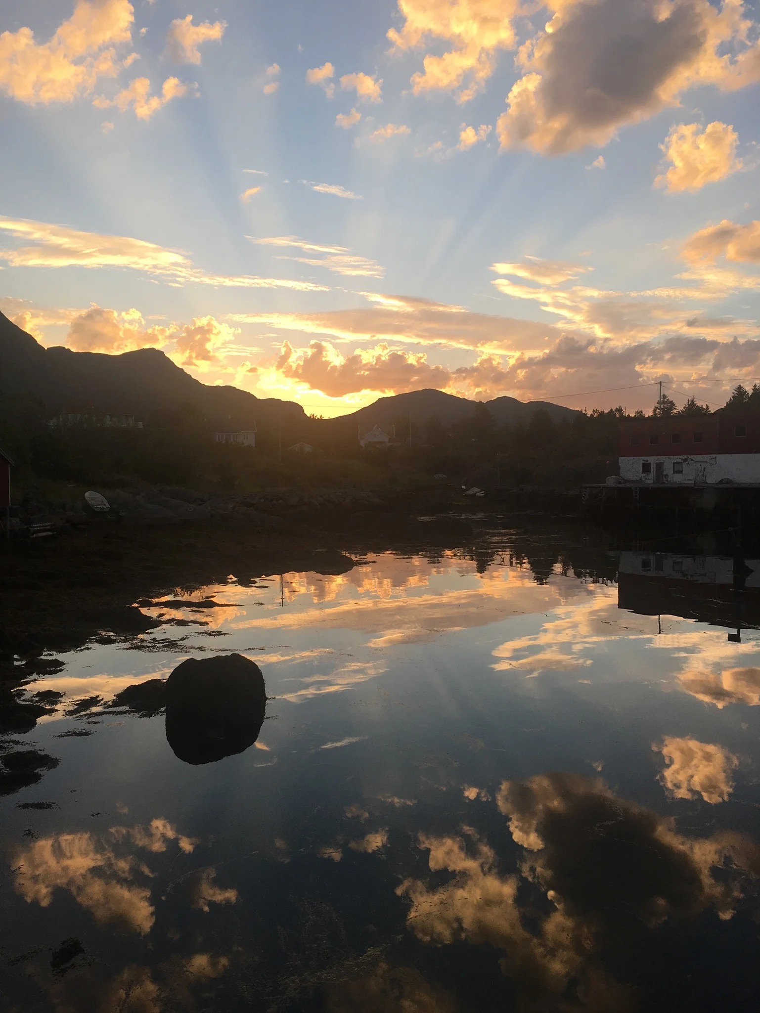 Lofoten Norwegen Reisetipps und konkrete Infos zu der Inselgruppe. Beate Finken Bloggerin bei BeFifty. Die schönsten Plätze in Norwegen / Lofoten.