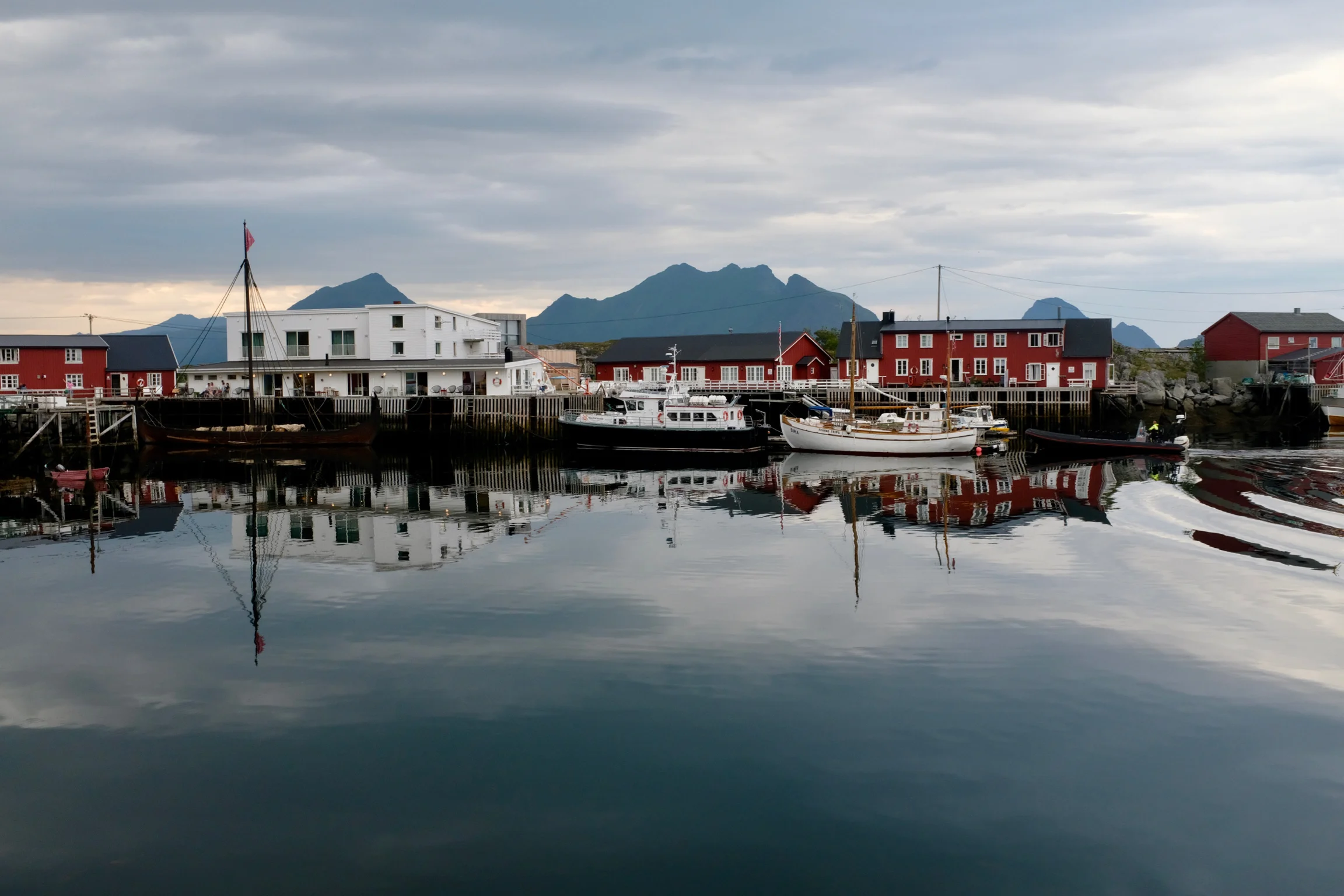 Lofoten Norwegen Reisetipps und konkrete Infos zu der Inselgruppe. Beate Finken Bloggerin bei BeFifty. Die schönsten Plätze in Norwegen / Lofoten. Hattvika Lodge Ballstad