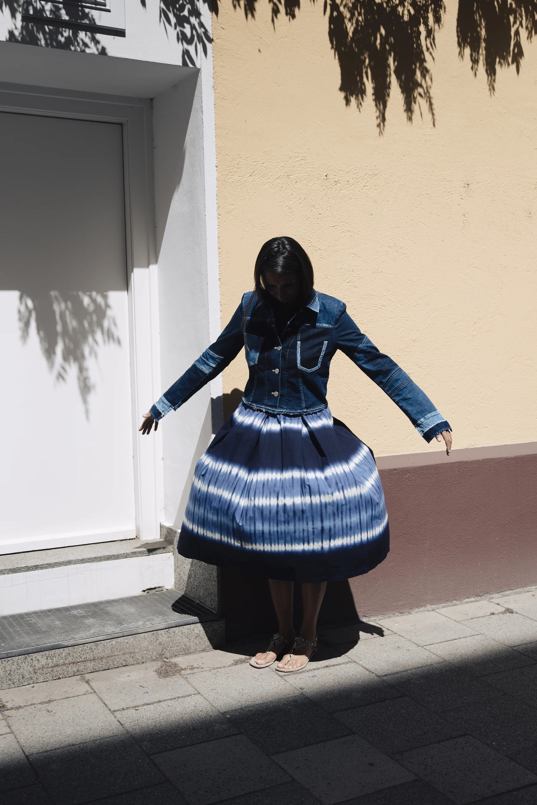 Beate Finken Blog für Frauen über 40 und ab 50 Fashion Looks für Frauen über 50 Batik Rock von Zara Schuhe von Zara Jeans Jacke von High Fashion.