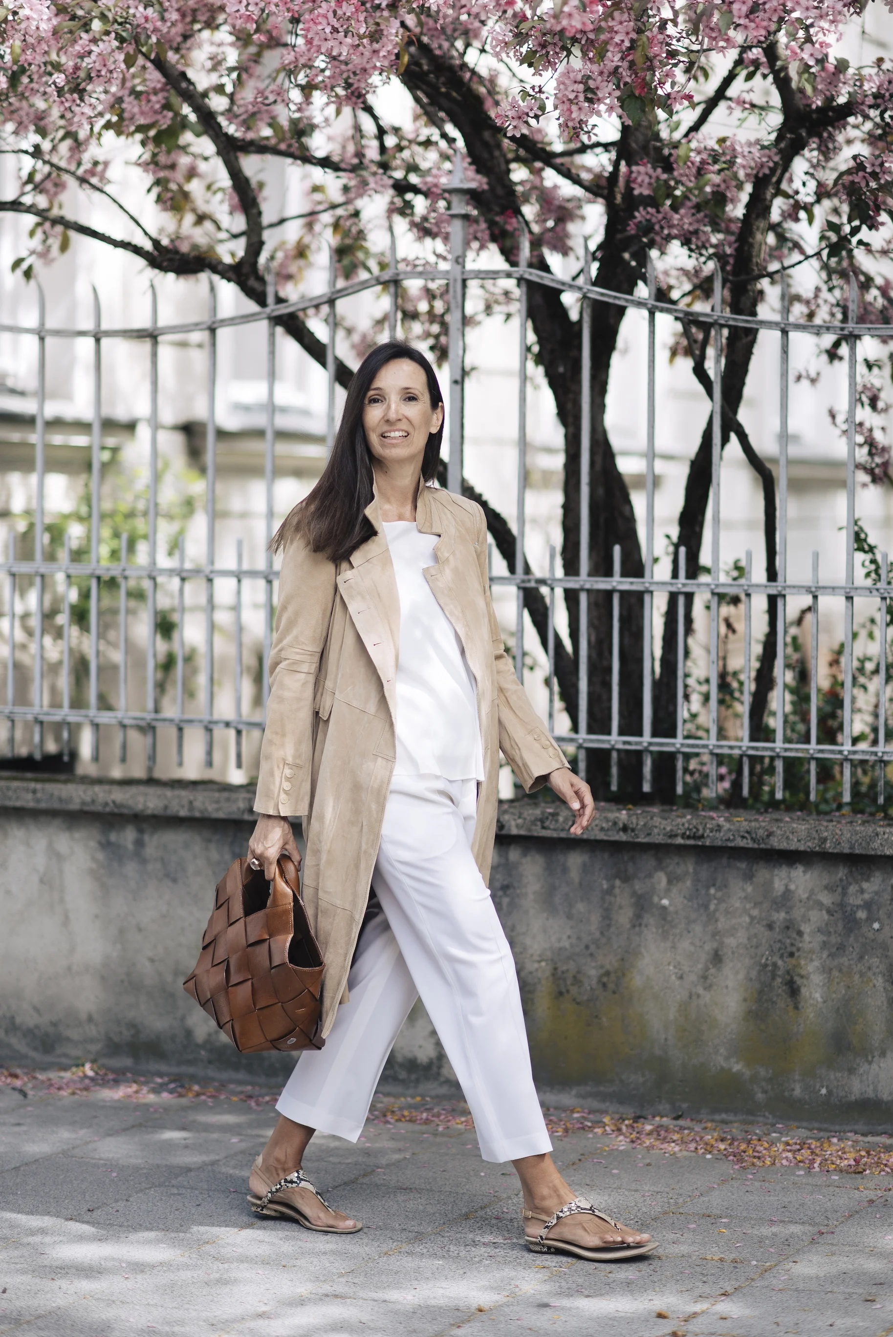 Beate Finken Blog BeFifty Cooler Sommerlook mit weiter Hose und hellem Ledermantel Monochromer Look in weiß Mode für Frauen über 40 und ab 50 Mode für Frauen in den Wechseljahren HIGH by Clair Campbell