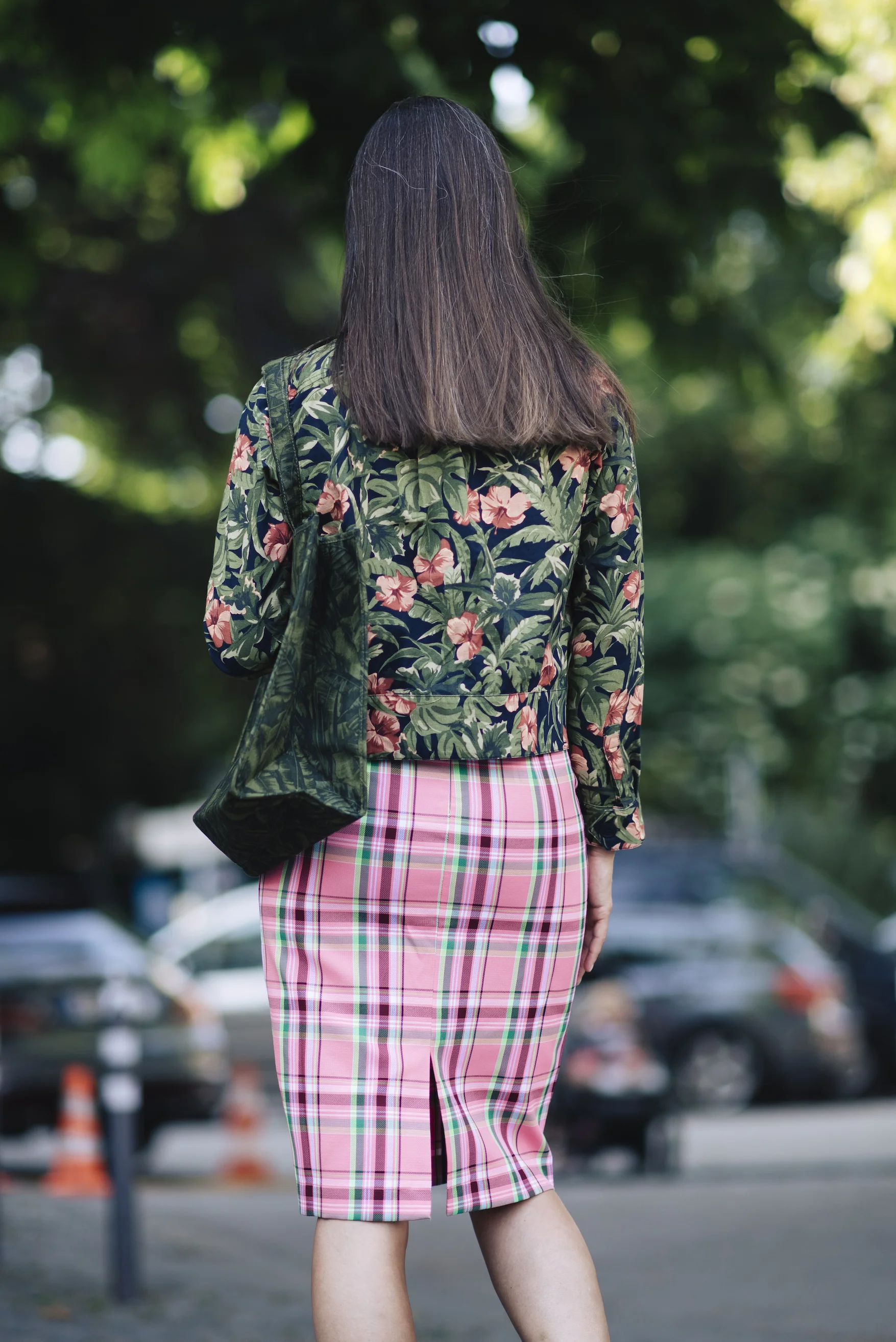 Neon ist im Sommer 2019 einer der absolute Top-Trends der Saison und ein echter Frische-Kick. BeFifty Stylingtipps Neon für Frauen über 40 und ab 50. Beate Finken. Blog für Frauen über 40 und ab 50.