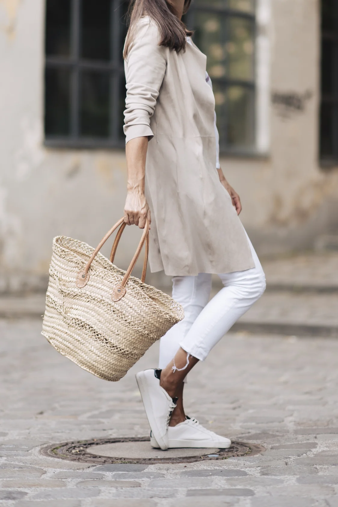 BeFifty Blog für Frauen über 40 und ab 50, Stylingtipps heller Ledermantel, weiße Jeans und weißes T-Shirt. Mode für Frauen über 40 und ab 50. Beate Finken